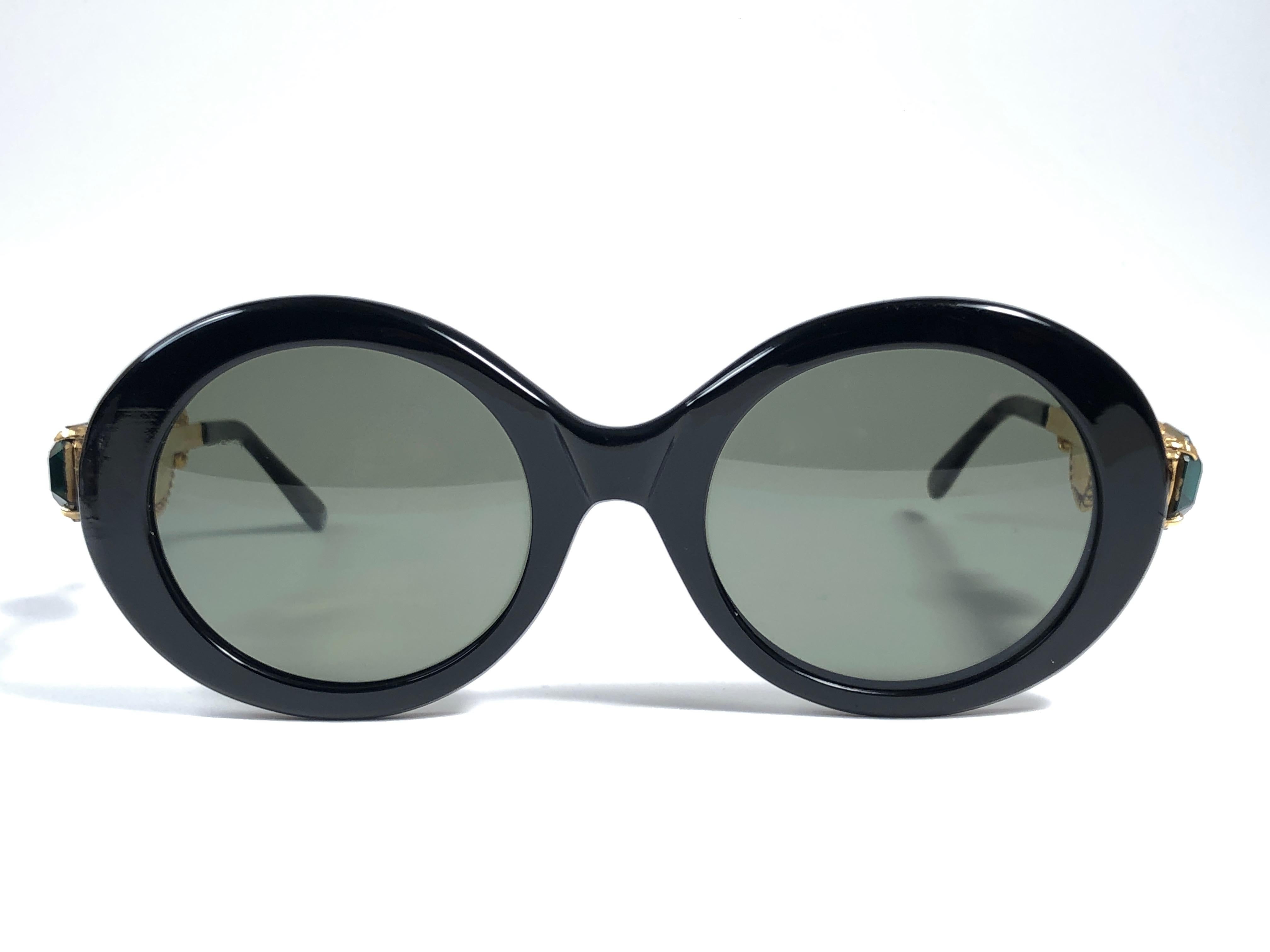 Mint rare Vintage Moschino oval with jewell details frame. Grey lenses.
The very same model worn by Lady Gaga.

Made in Italy.
 
Produced and design in 1990's.

This item is in mint vintage condition with minor wear on the frame.