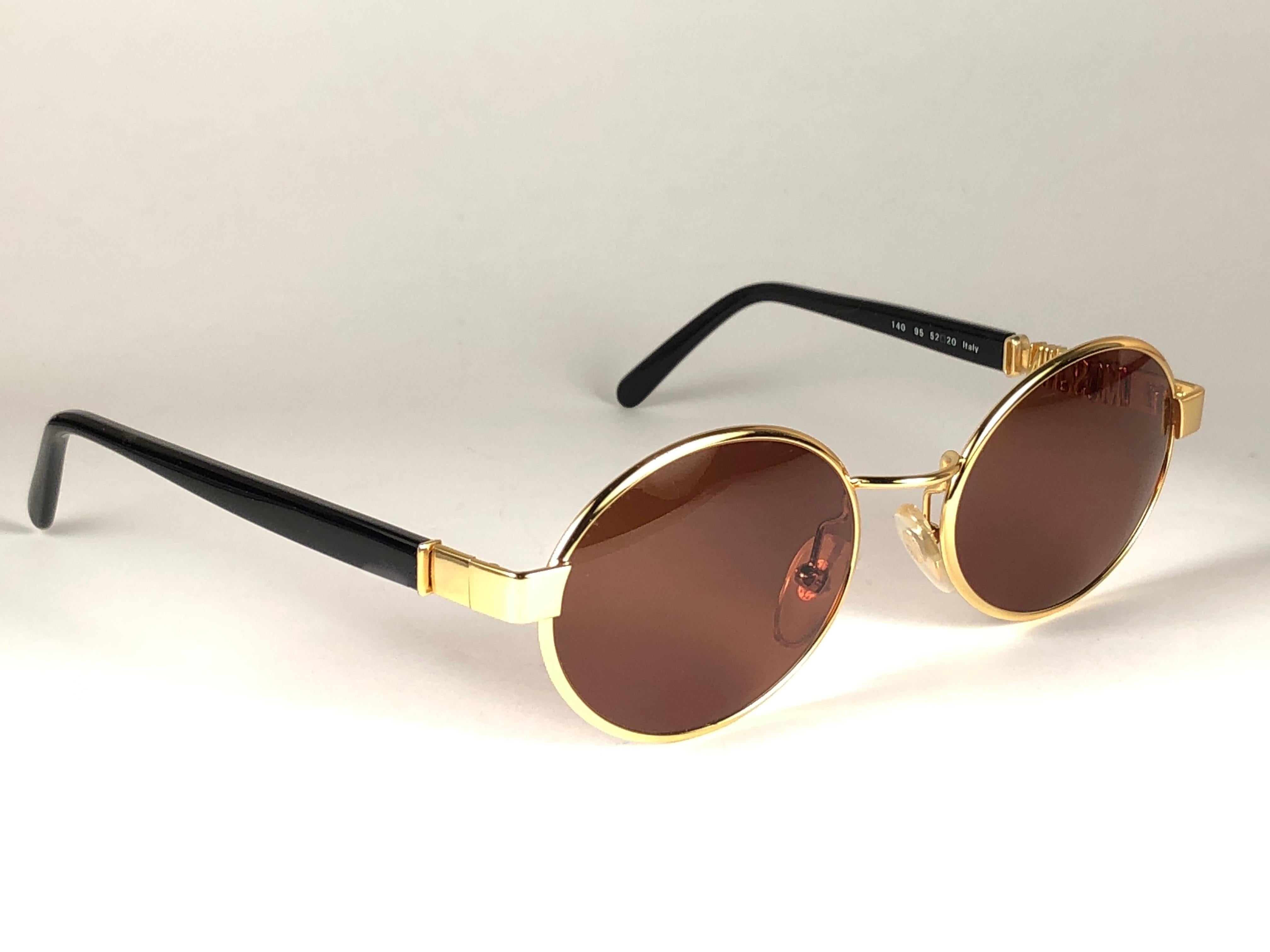 Mint Vintage Moschino small oval gold with details frame. Spotless brown lenses.

Made in Italy.
 
Produced and design in 1990's.

This item may show minor sign of wear due to storage.
