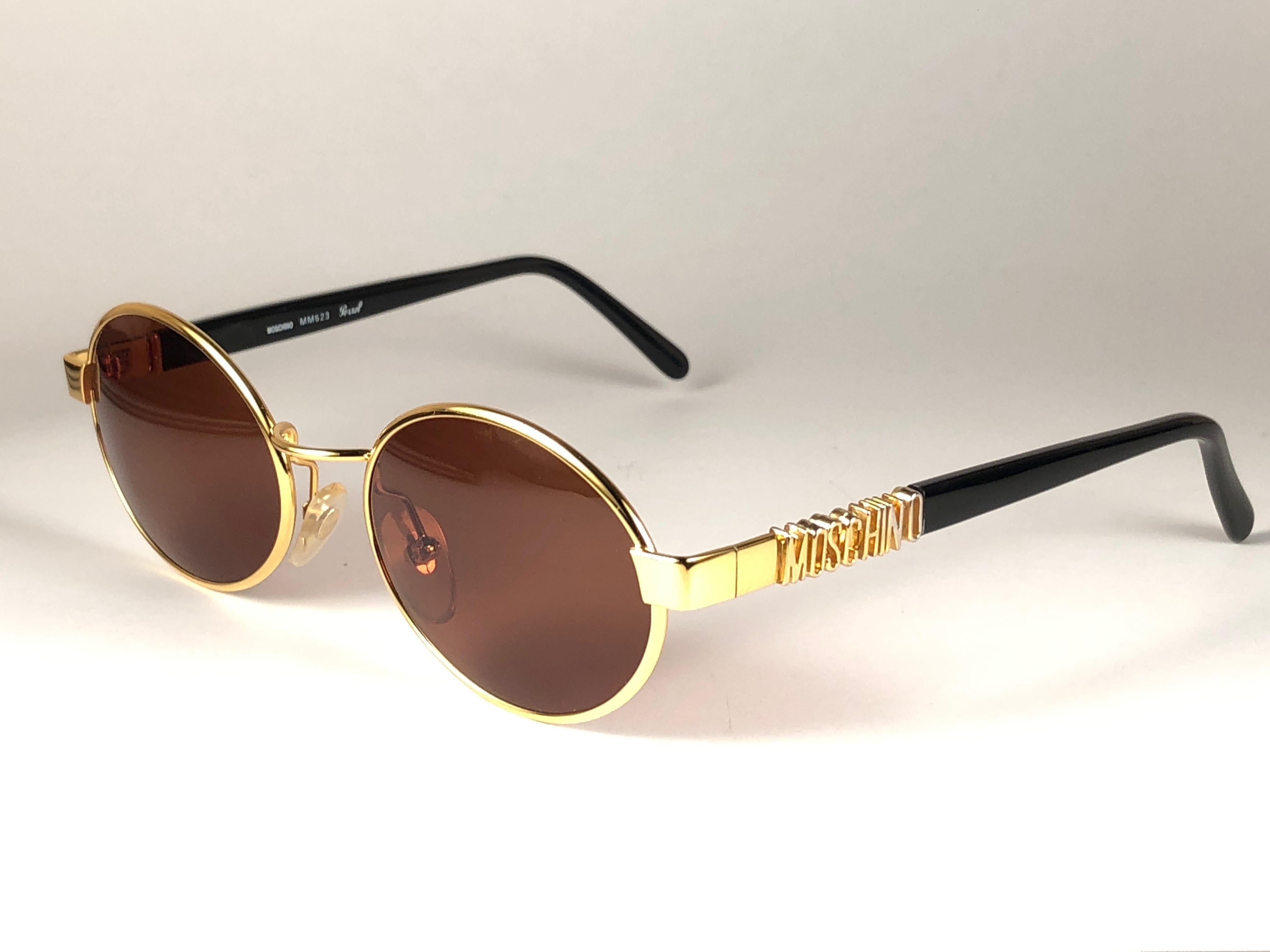 Mint Vintage Moschino Small Oval Gold 1990 Sunglasses Made in Italy In New Condition In Baleares, Baleares