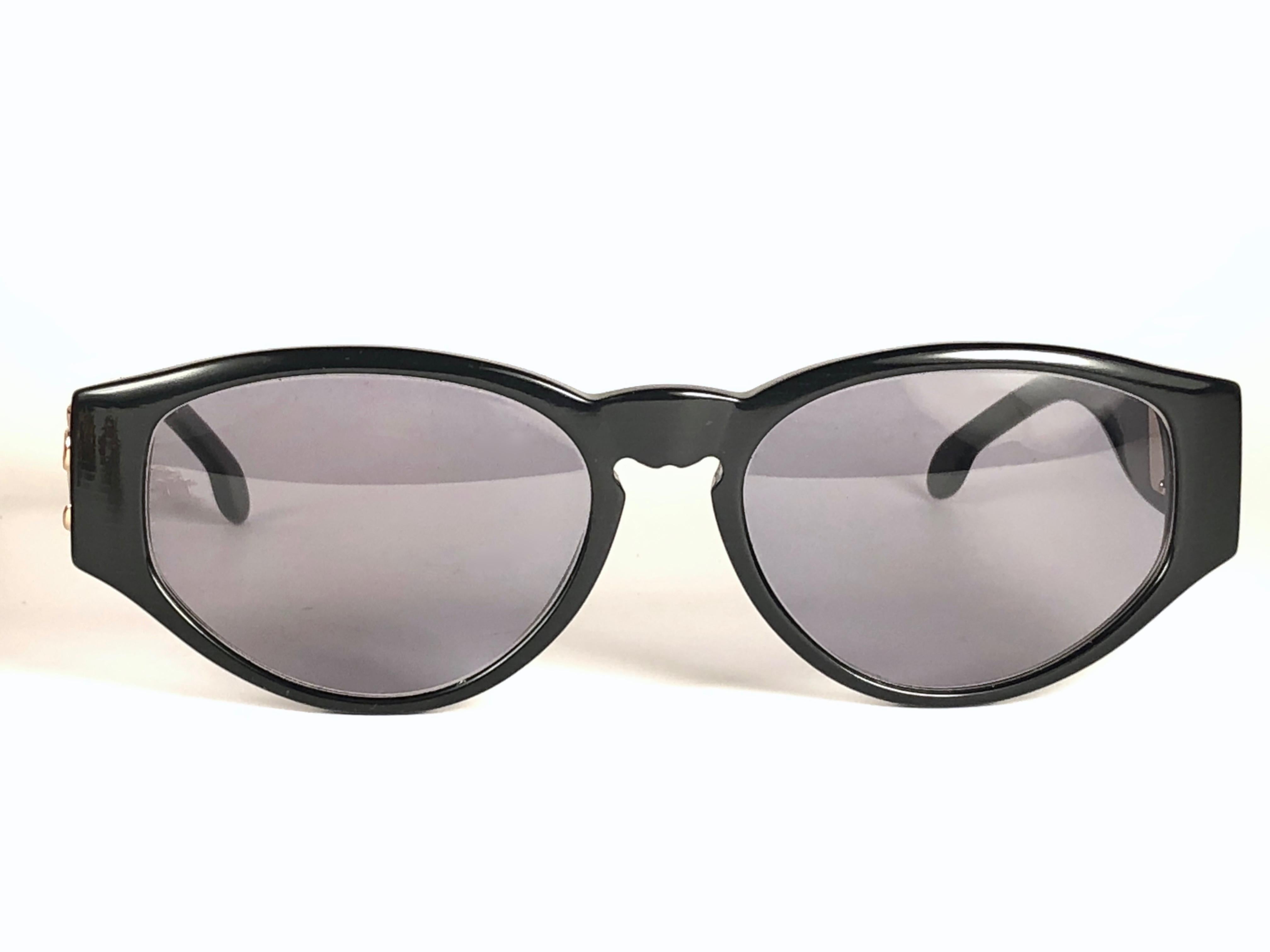 
 
Dashing pair of New Vintage Karl Lagerfeld sunglasses black with gold interchangeable charms on the temples sporting a spotless pair of dark grey lenses. 
 
New, never used or displayed this pair of vintage karl lagerfeld is a chic and timeless