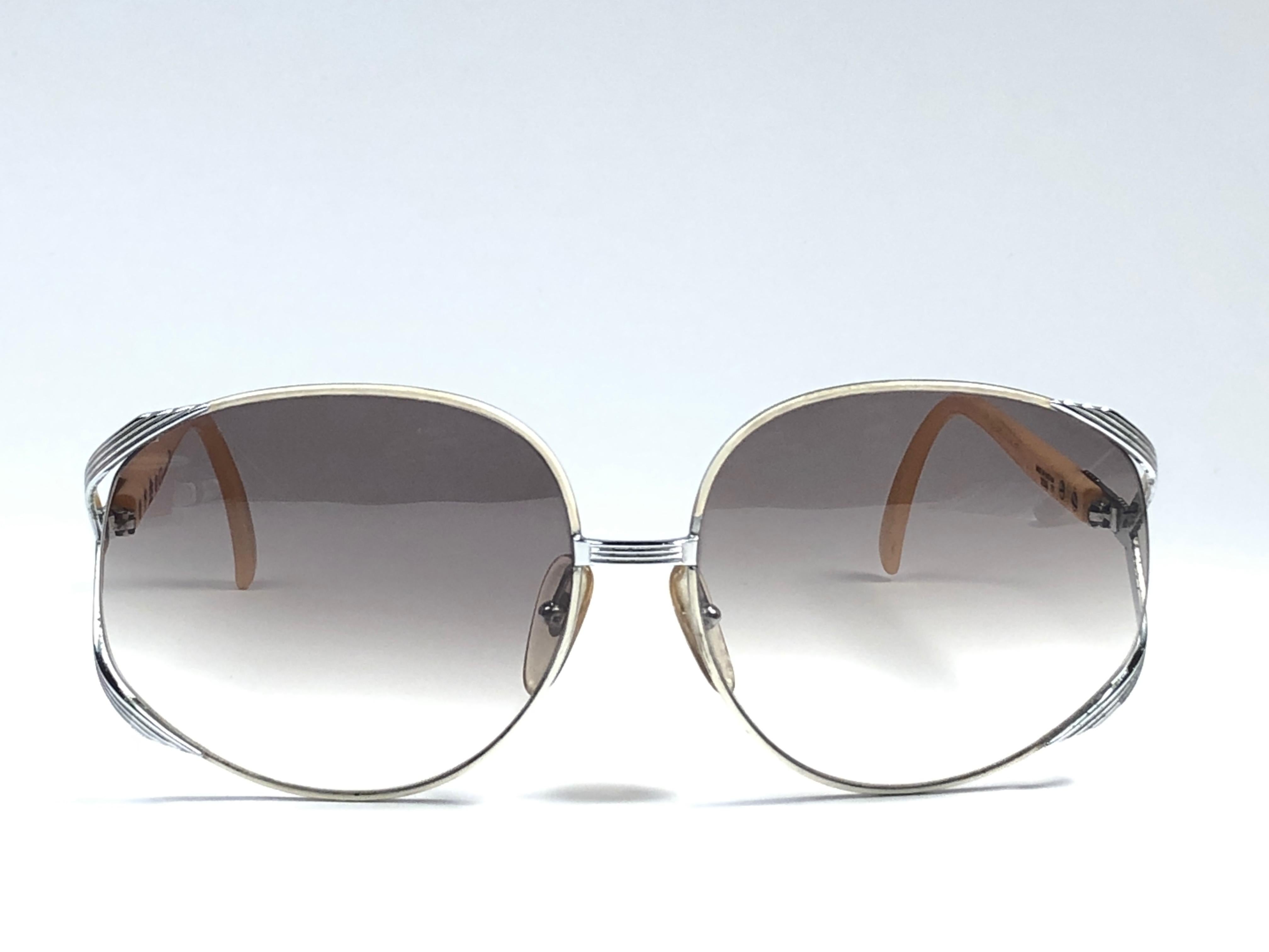 

Highly coveted Christian Dior oversized frame in silver, white and beige combination frame.
Spotless light gradient lenses. A collector’s piece!

Come with its original Christian Dior lunettes sleeve.

New, never worn or displayed. Made in