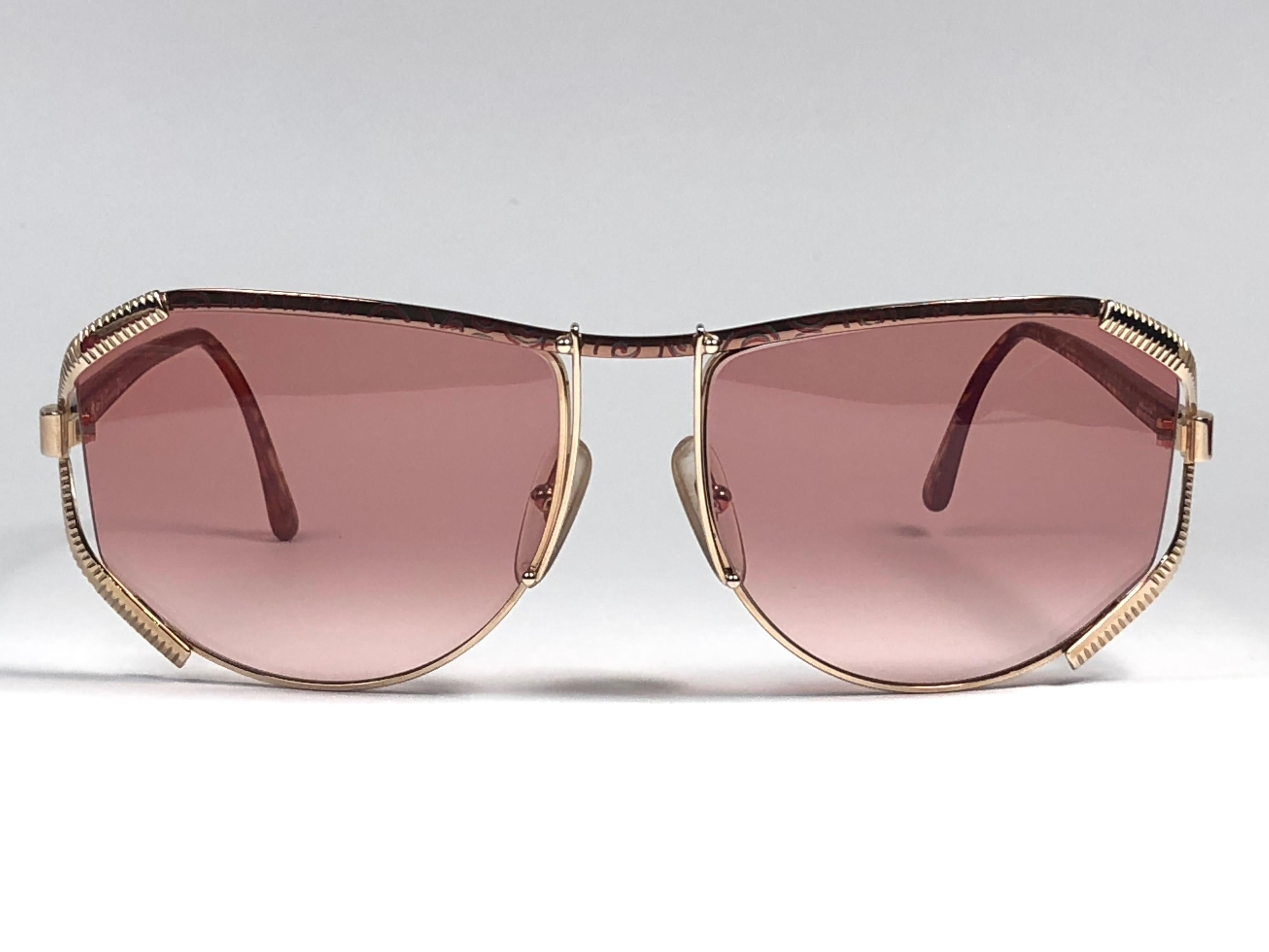 
 
Highly coveted Christian Dior oversized frame in gold with rose accents frame.
Spotless rose lenses.
 
Come with its original Christian Dior lunettes sleeve.
 
New, never worn or displayed. Made in austria.


