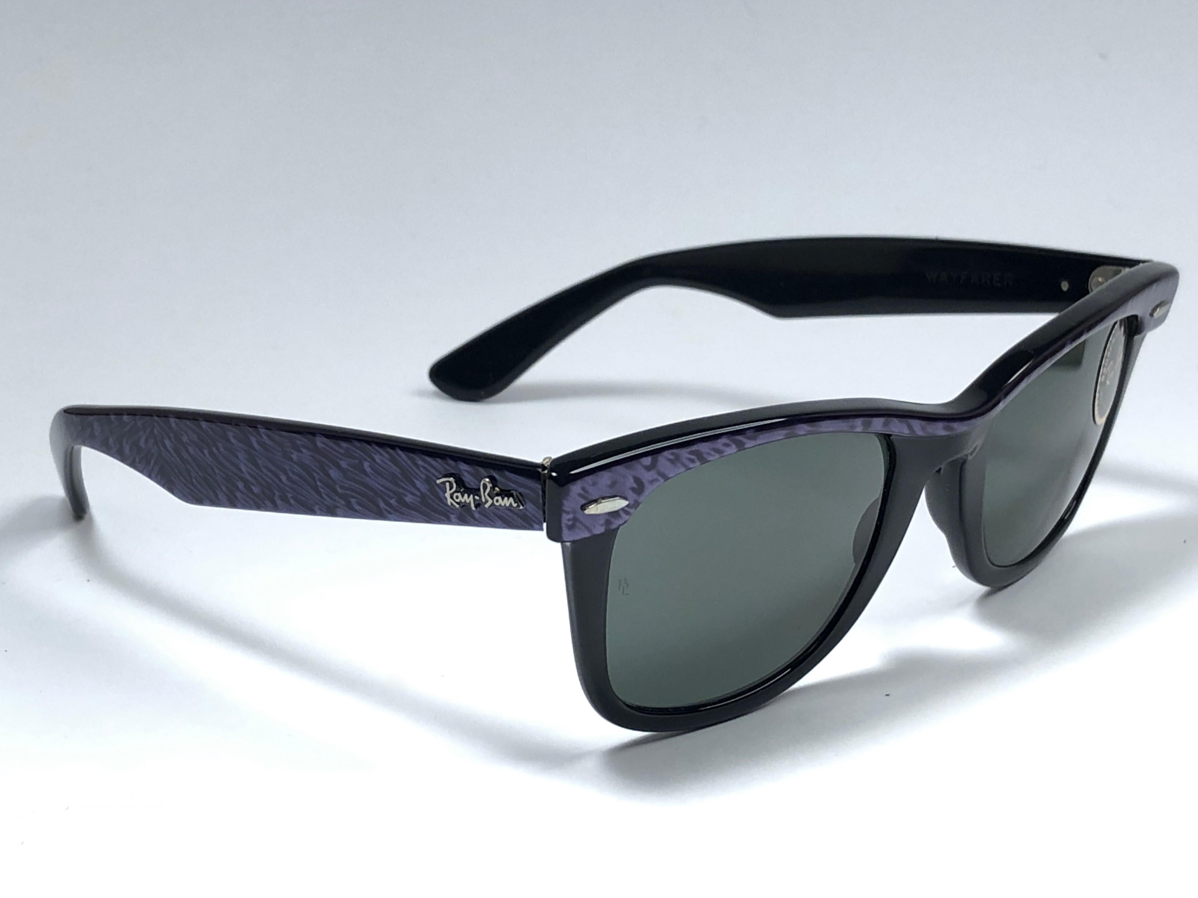 New classic Wayfarer in purple & black. B&L etched in both G15 grey lenses. Please notice that this item is nearly 40 years old and could show some storage wear.  
New, ever worn or displayed.