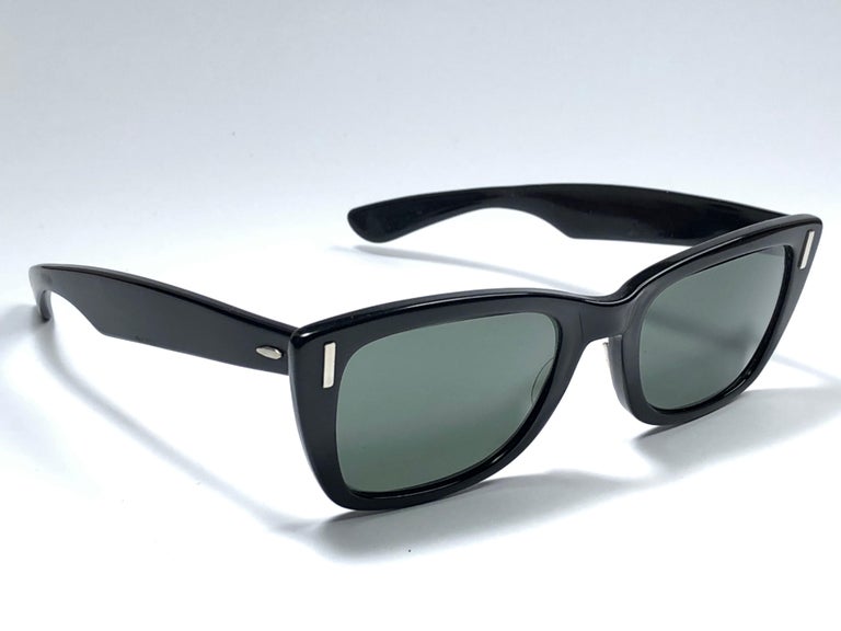 Super Rare 1960's Bob Dylan style Ray Ban in sleek black with silver accents. The great artist wore this model in several occasions between 1960 and 1965.
Bausch and Lomb USA Made. G15 grey lenses. Straight out of the 1960's. All hallmarks. Minor