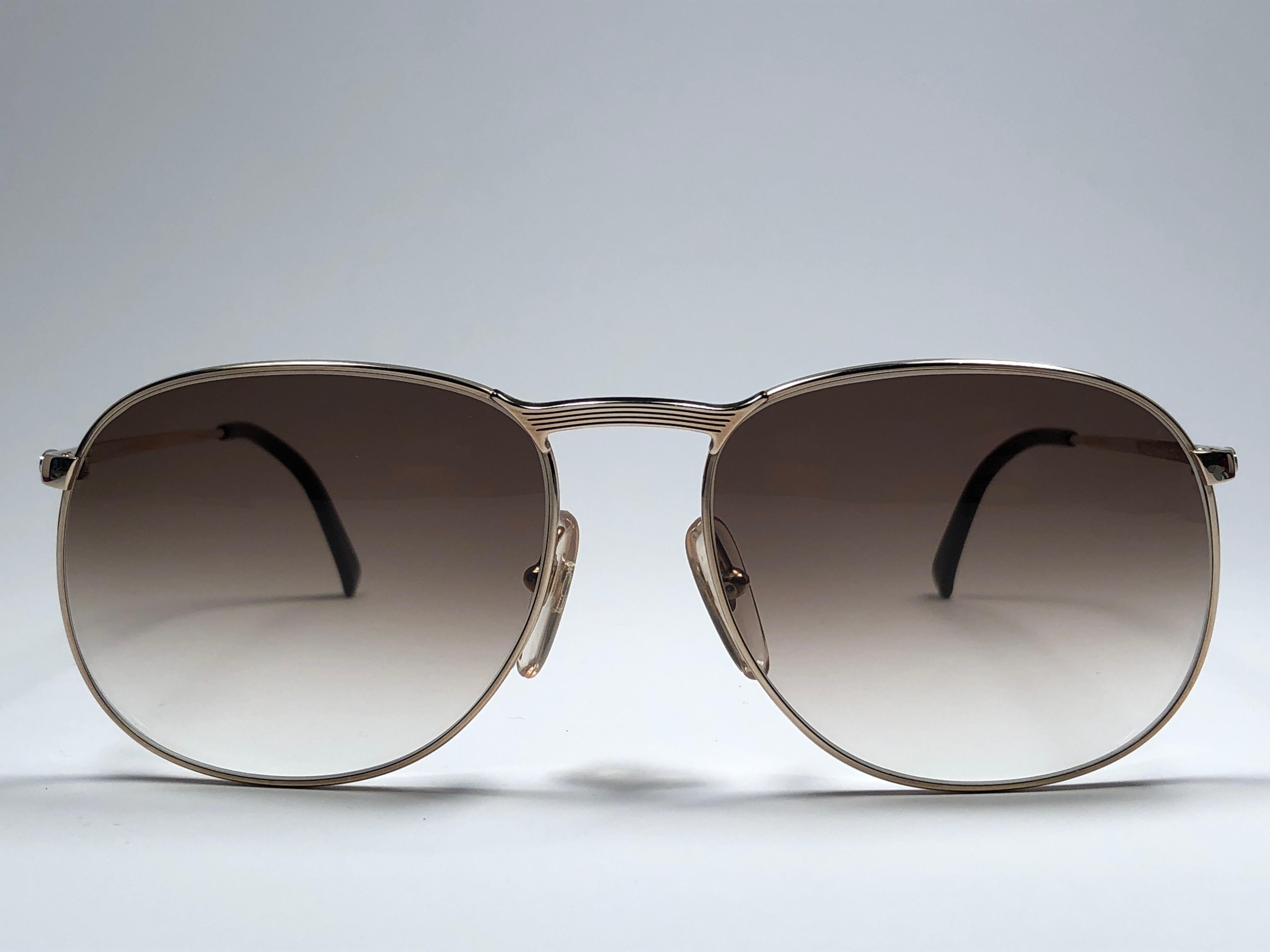 Neue vintage Christian Dior Monsieur übergroße Sonnenbrille. .

Makellose braune Farbverlaufsgläser.

Kommt mit der originalen CD Monsieur Hülle.

Dieser Artikel kann aufgrund der Lagerung leichte Gebrauchsspuren aufweisen.

Hergestellt in