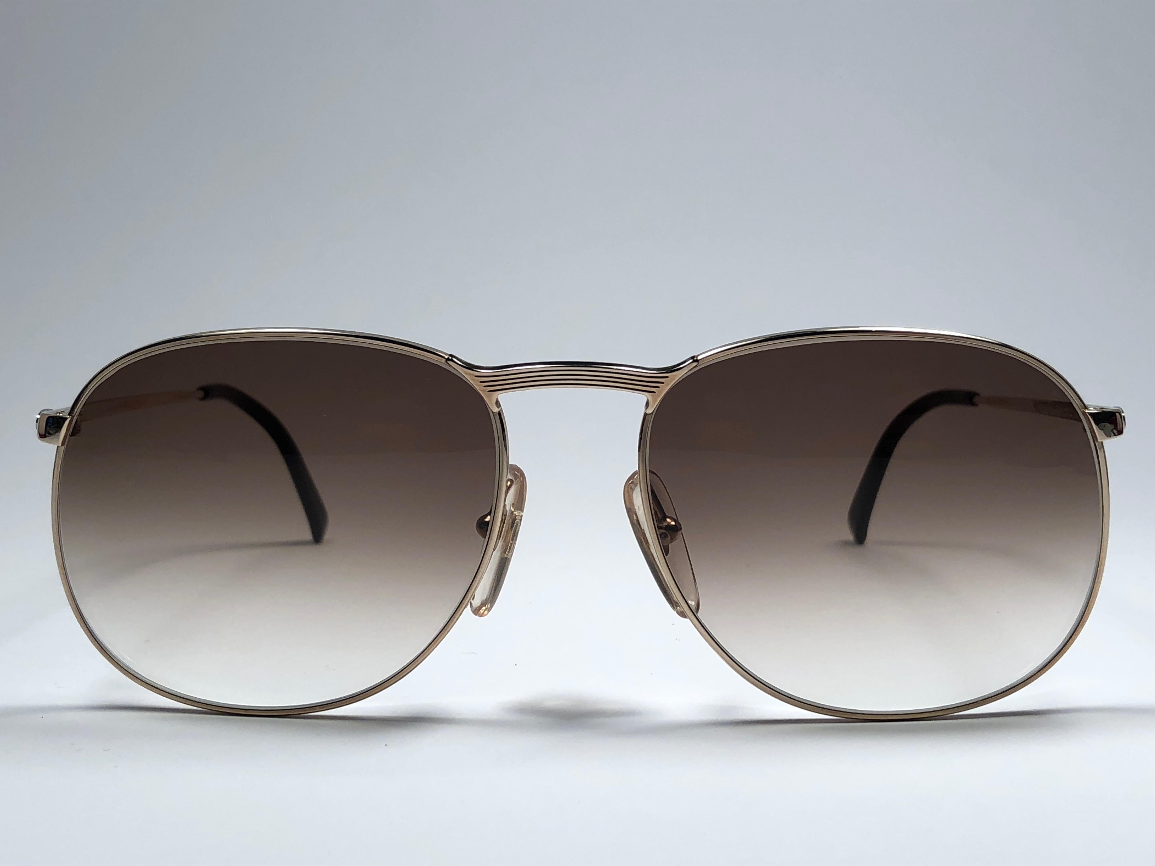 Nouvelles lunettes de soleil vintage Christian Dior Monsieur oversized. .

Verres dégradés marron sans tache.

Livré avec sa pochette originale CD Monsieur.

Cet article peut présenter de légers signes d'usure dus au stockage.

Fabriqué en