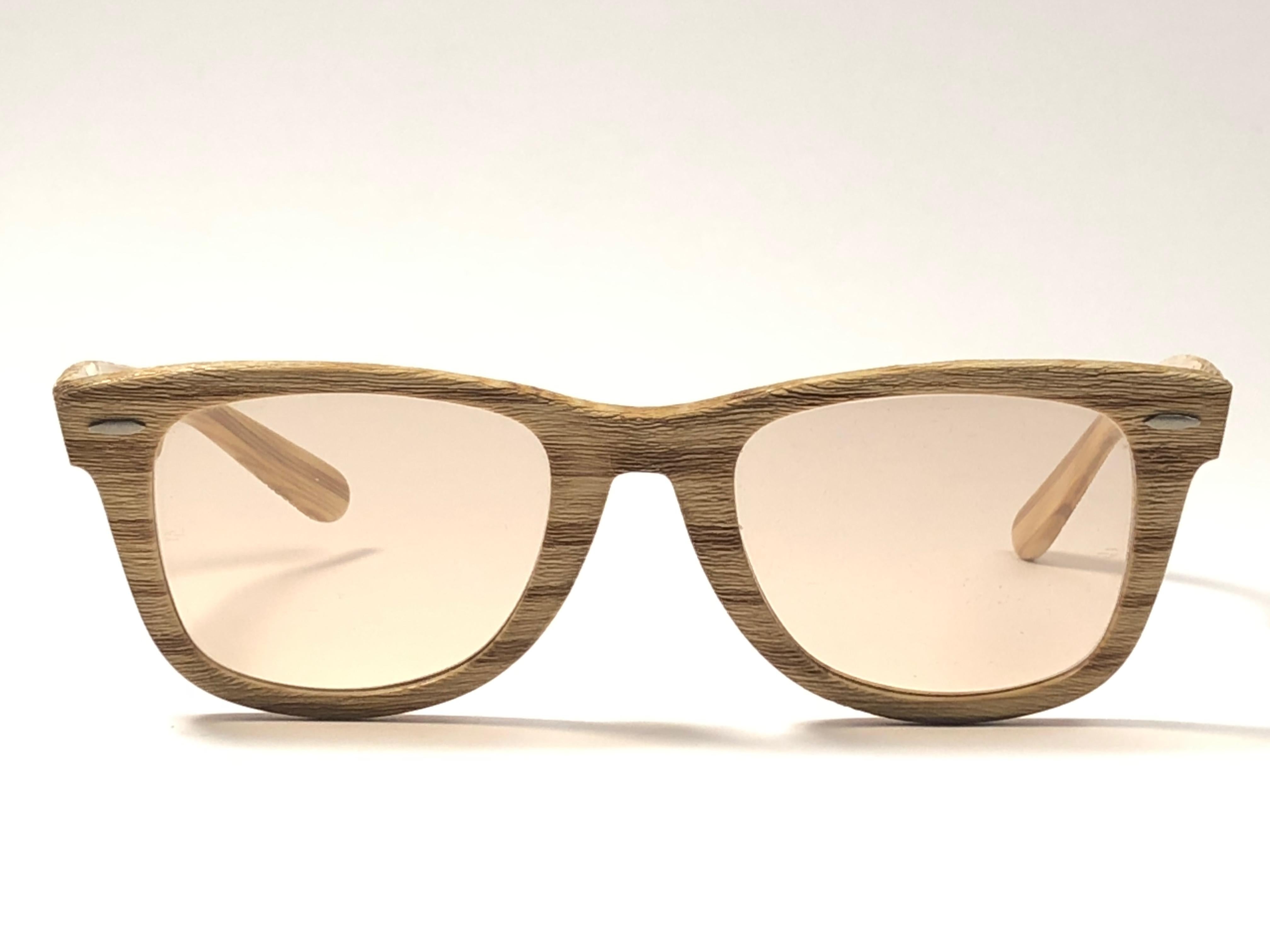 
New and Rare collectors item the ultra rare edition of the classic Wayfarer: The Woodies. 
These were made in 3 colors, from light brown to dark brown. These are the light driftwood edition. Sporting brown changeable lenses 5022, the classic size.