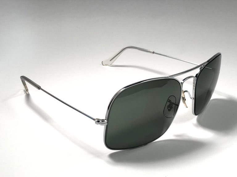 Vintage Ray Ban Avalar silver with grey G15 lenses. B&L etched in the lenses, so mid 1970's.  Please notice this item is nearly 50 years old and show minor sign of wear in a form of light scratches on lenses, frame in perfect condition.
Comes with