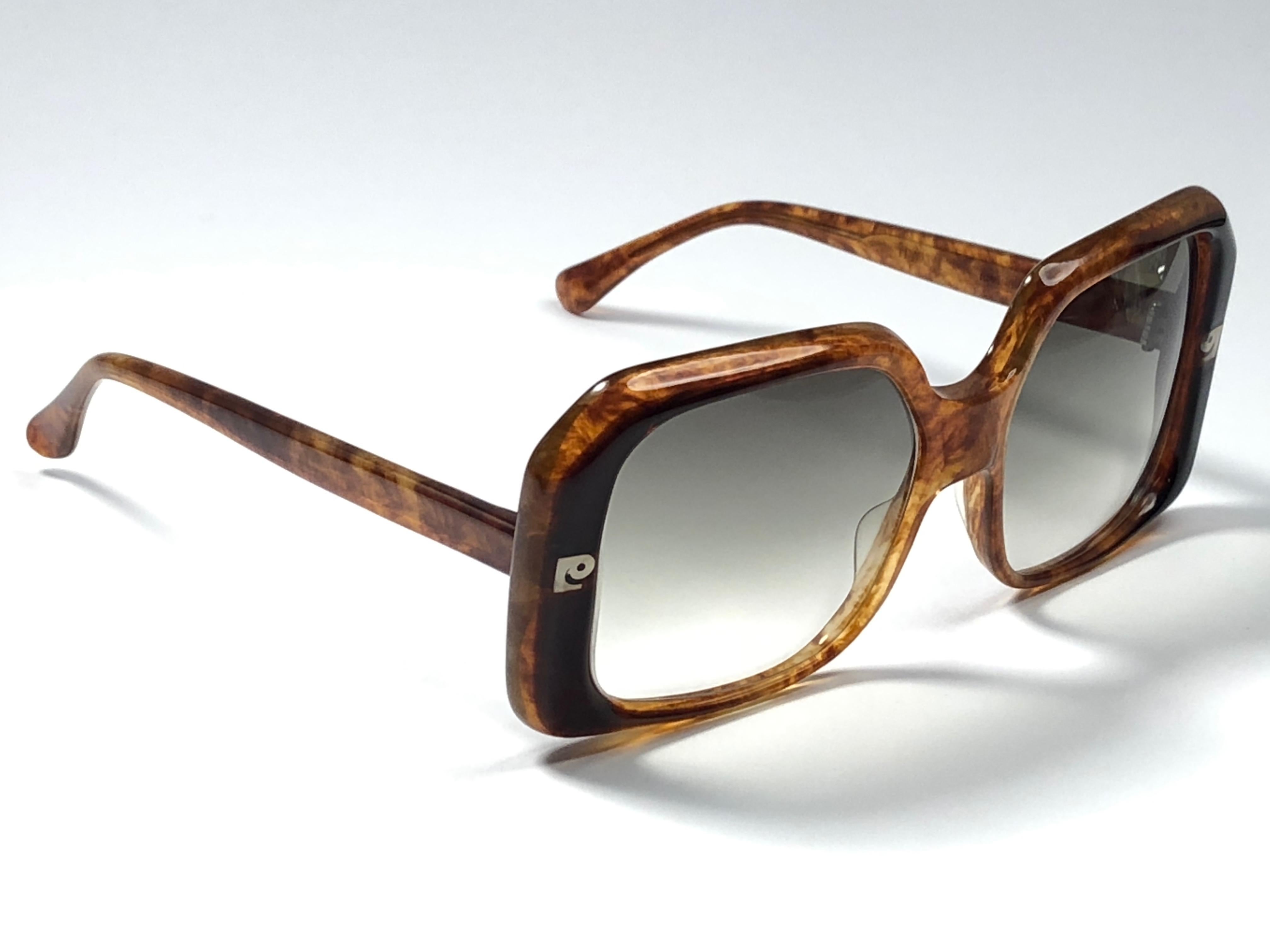 Vintage new Pierre Cardin tortoise frame sporting a pair of medium gradient lenses. Designed and produced in the 1960’s.   

This item have minor sign of wear due to storage.
