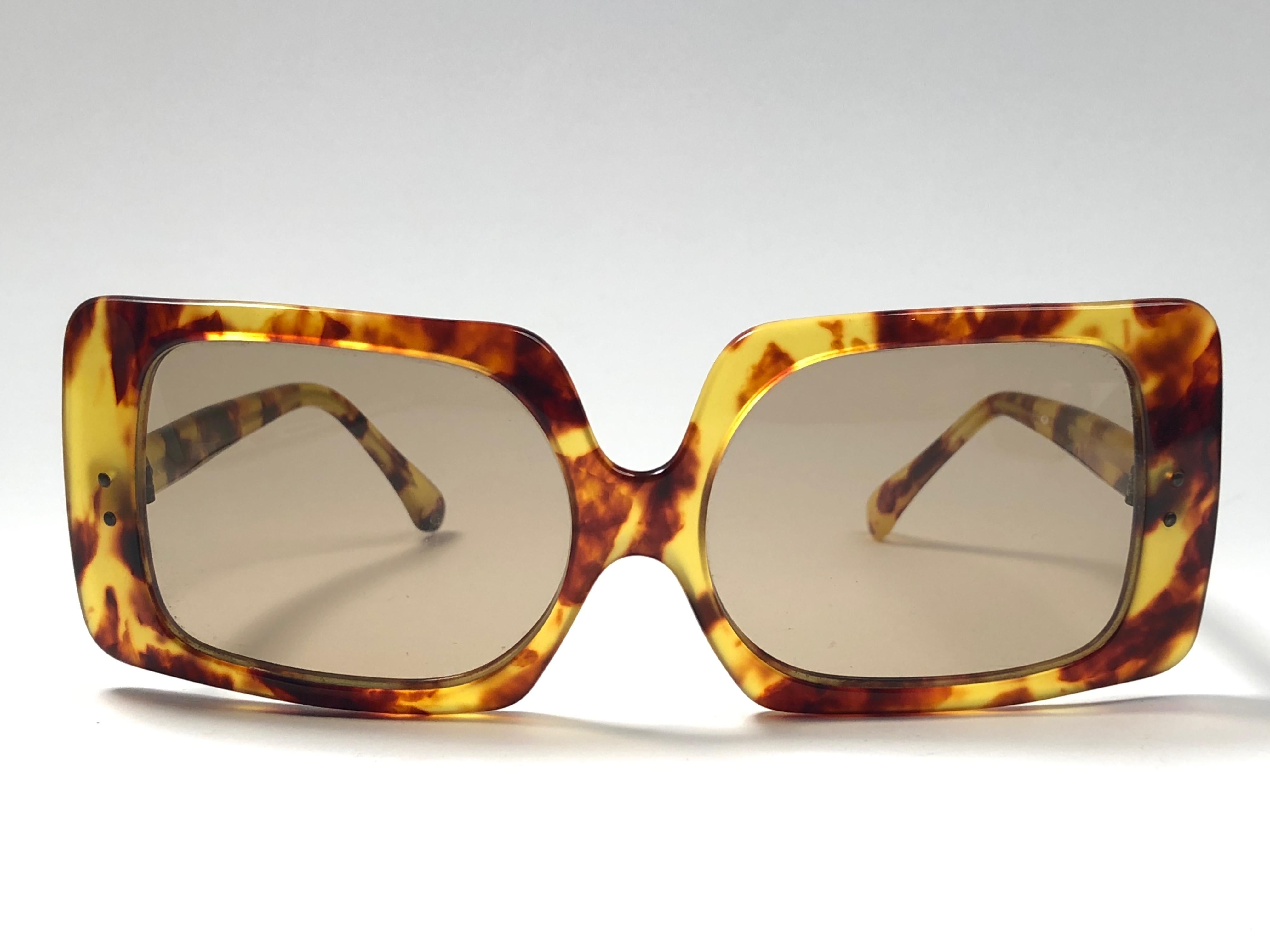 Vintage new Pierre Cardin Oversized tortoise frame sporting a pair of medium brown lenses. Designed and produced in the 1960’s.   

This item have minor sign of wear due to storage.
