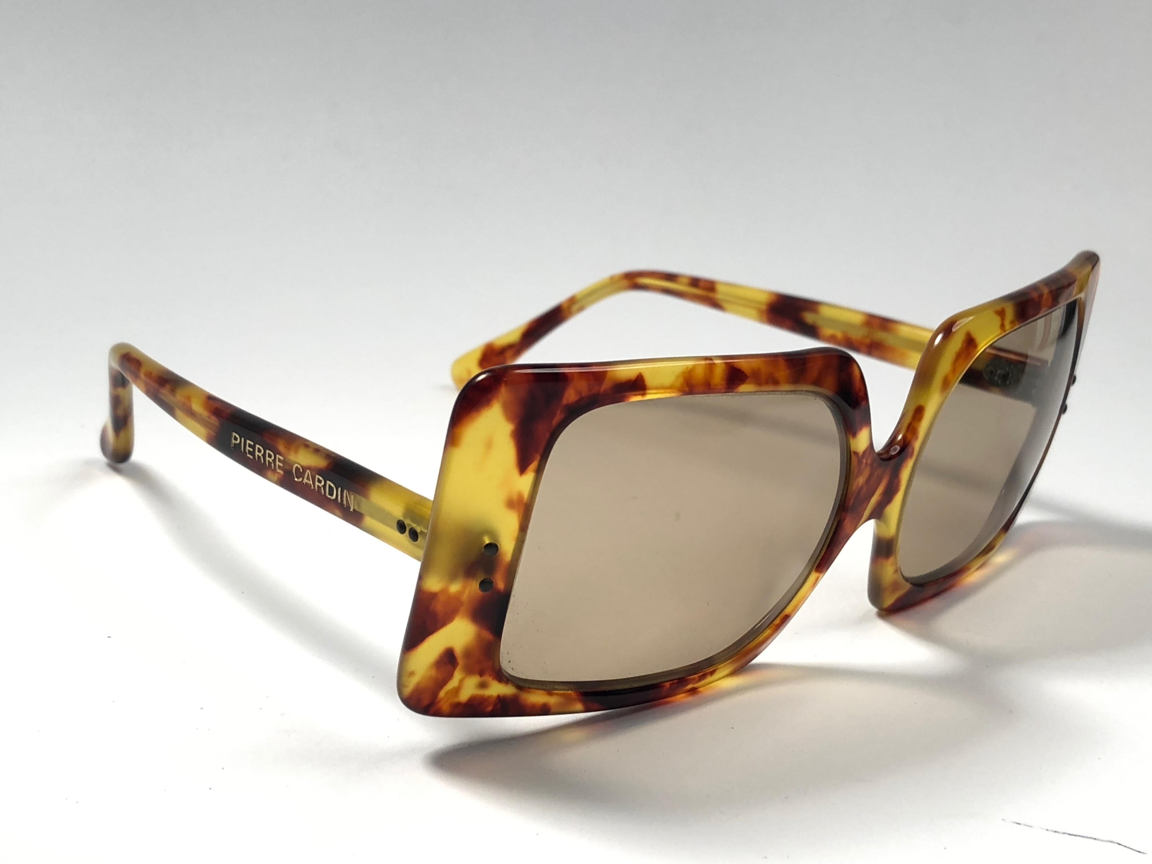 Vintage Pierre Cardin Light Tortoise Brown Lens 1960's Sunglasses In New Condition In Baleares, Baleares
