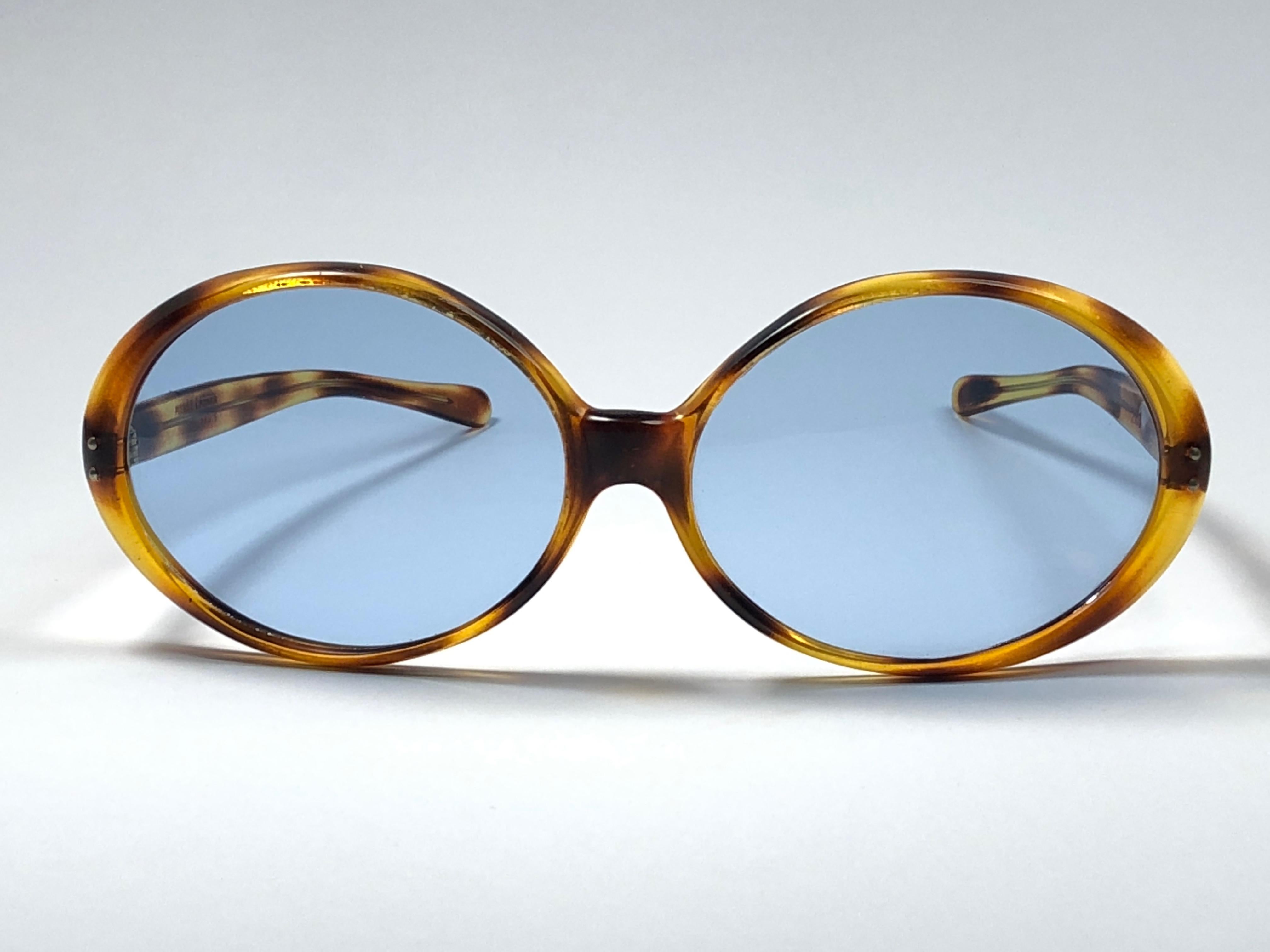 Vintage Pierre Cardin colossal dimension ( 17 cms wide ) frame sporting a pair of blue lenses. Designed and produced in the 1960’s.   

This pair of vintage Pierre Cardin is a collectors must have. A piece of sunglasses and fashion history.

This