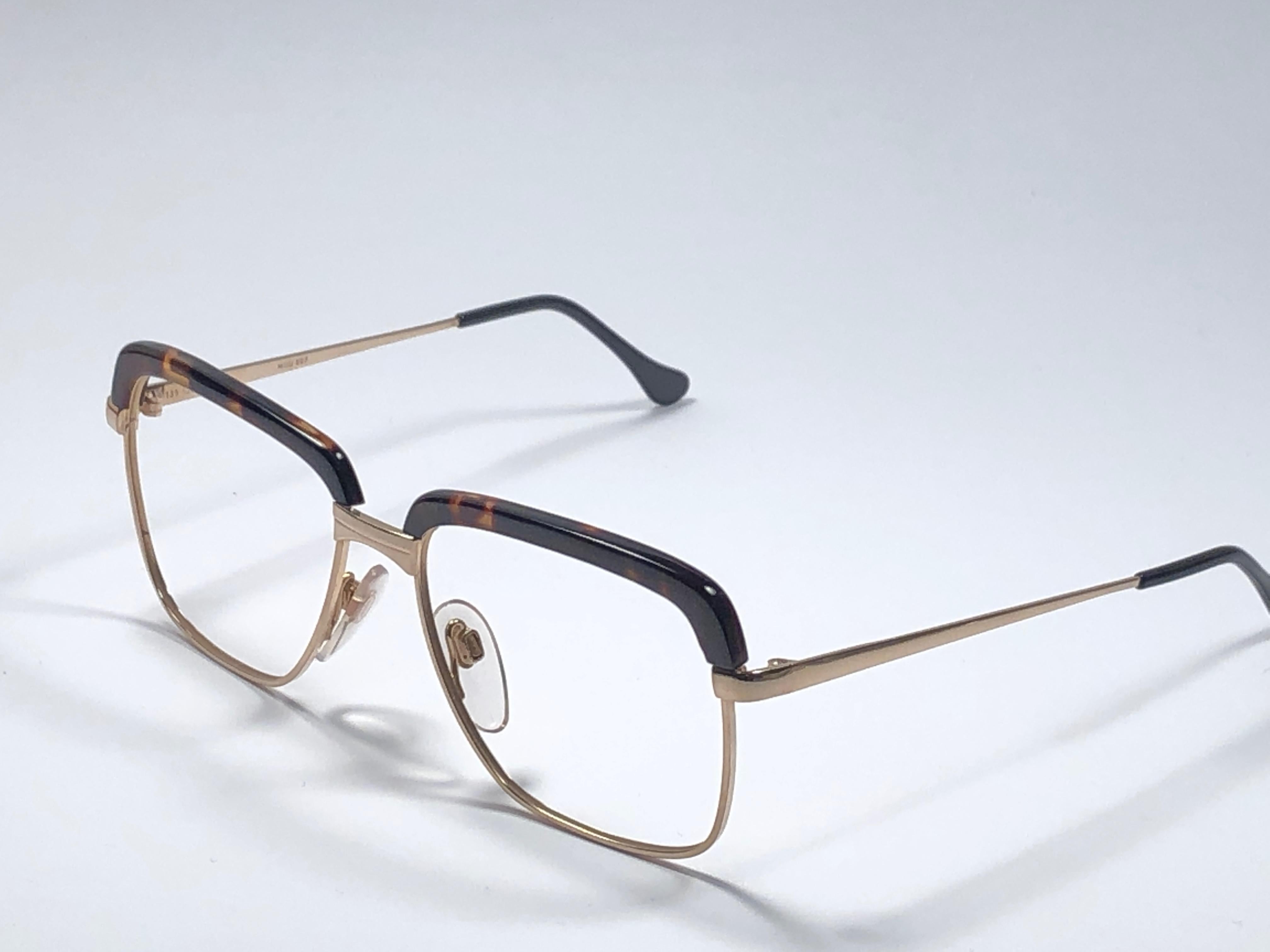 New, rare Köln Optik genuine tortoise shell and gold combination fram.. Suitable for RX, prescription glasses use. 

Please notice that this item is nearly 40 years old and could show some storage wear. 

New, ever worn or displayed.