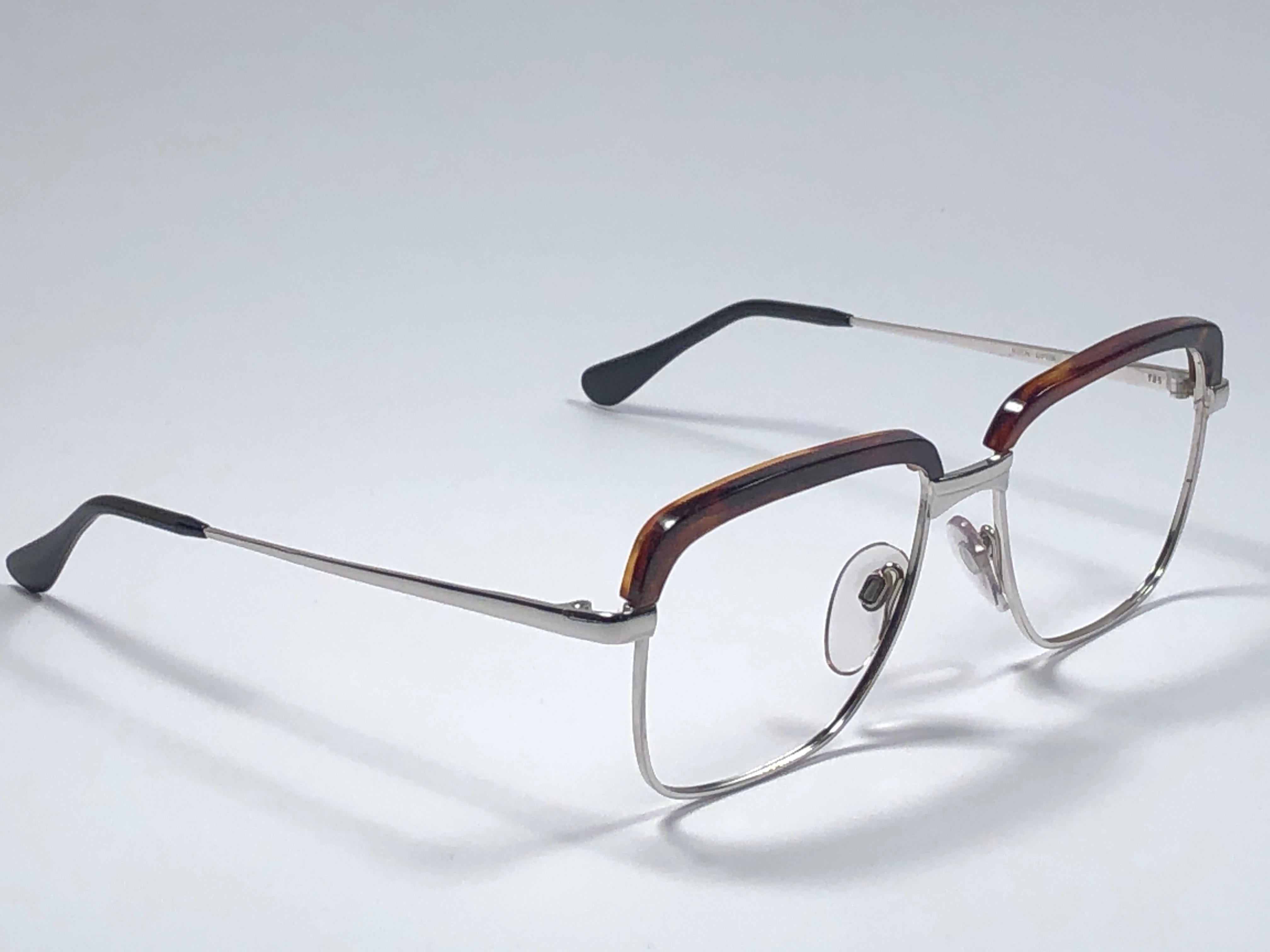 Nouvelle et rare monture Köln Optik combinant écaille de tortue véritable et argent. 

Convient à l'utilisation de lunettes de vue RX. 

Veuillez noter que cet article a près de 40 ans et peut présenter une certaine usure due au stockage. 

Neuf,