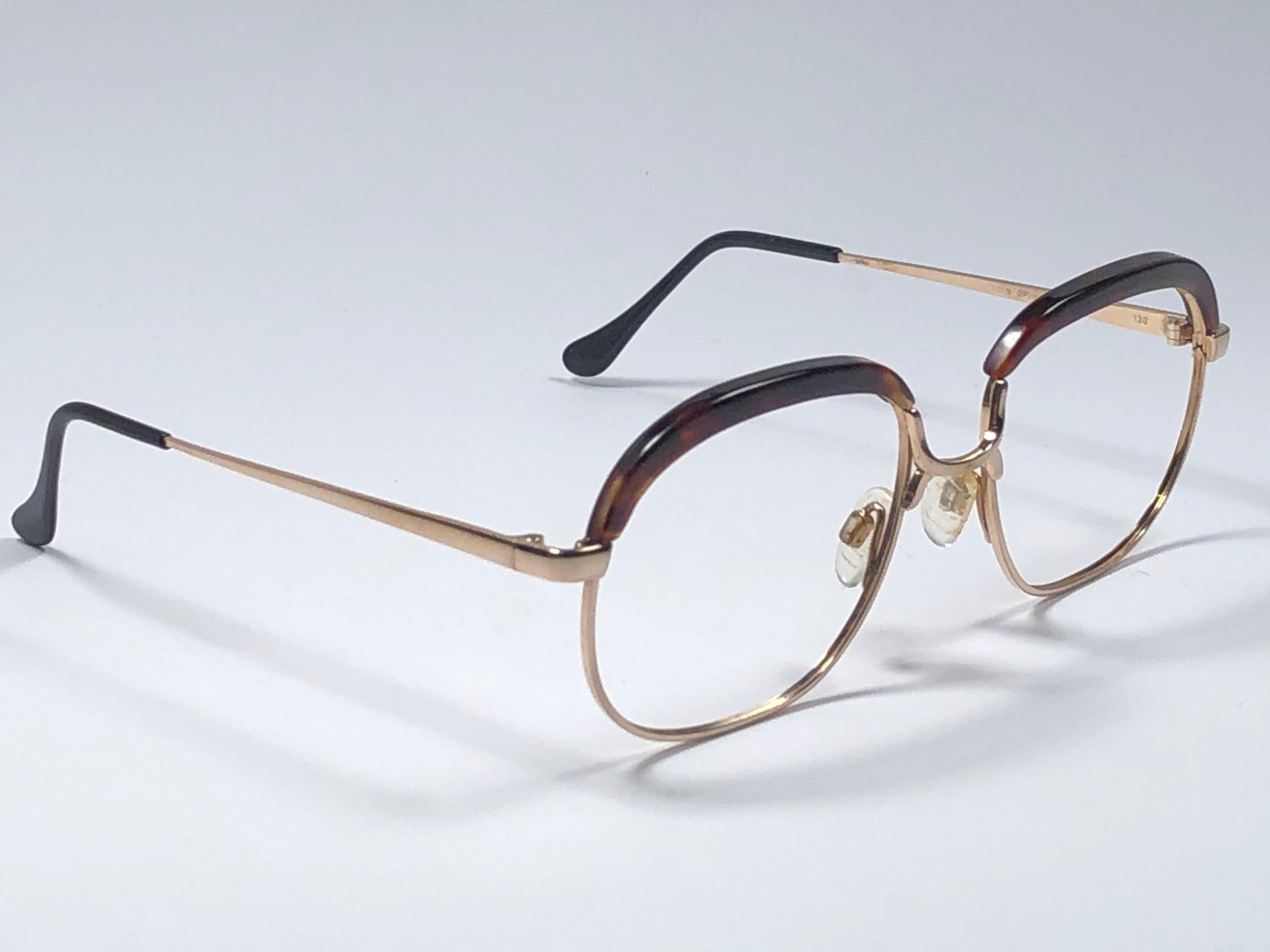 New, rare Köln Optik genuine tortoise shell and gold combination frame. 

Suitable for RX, prescription glasses use. 

Please notice that this item is nearly 40 years old and could show some storage wear. 

New, ever worn or displayed.
Front : 13