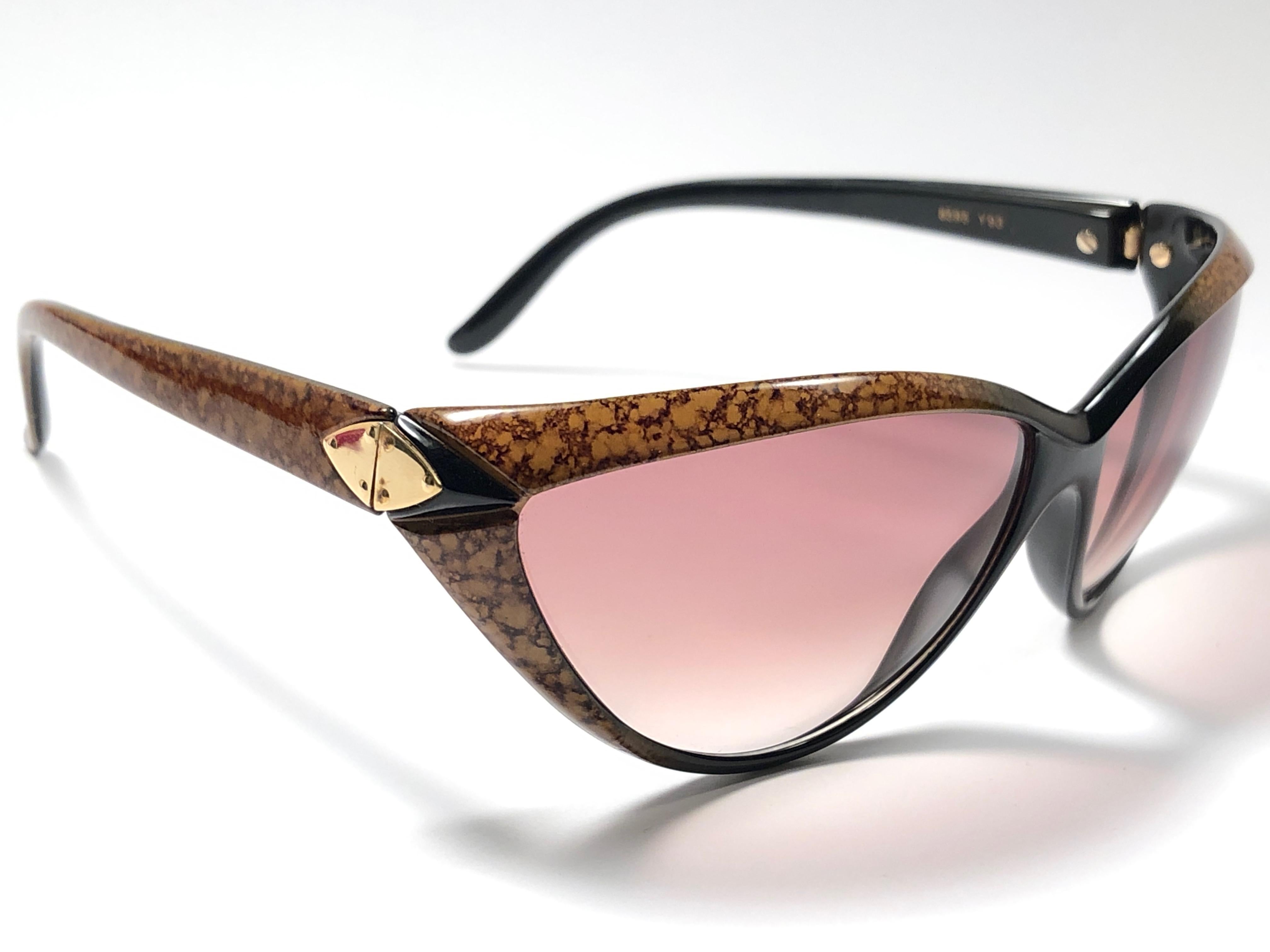 Super cool vintage Yves Saint Laurent 1990’s sunglasses. Cat eyed frame with gold ornaments on the temples. Brown lenses.

This pair is an style statement. The piece could show minor sign of wear due to storage.

A great opportunity to achieve a