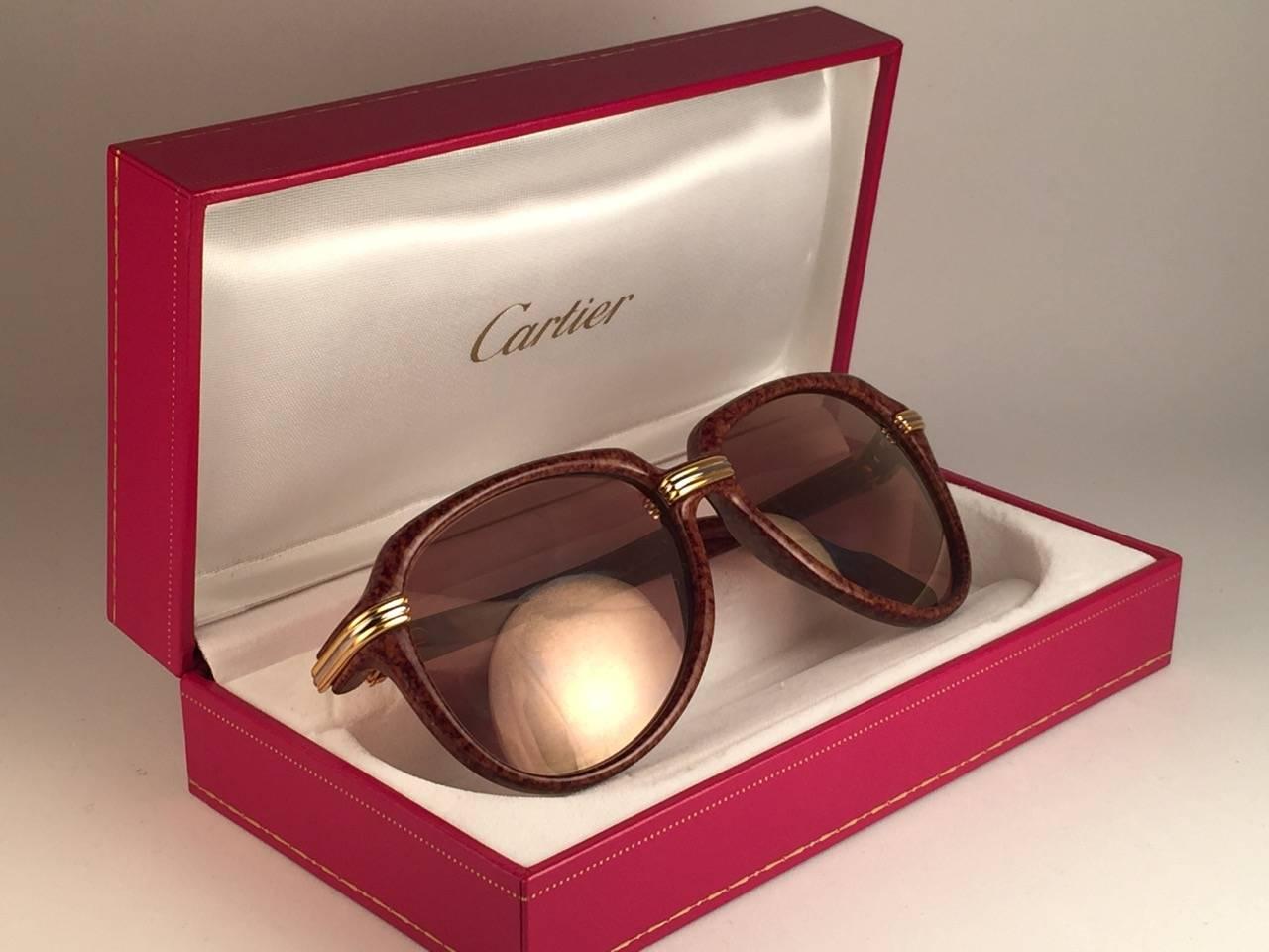 Collectors Item. Unique and original Cartier Aviator Vitesse sunglasses, the Brown Jaspe Edition with yellow and white gold accents.
Frame is with the sides in gold. All hallmarks. Cartier gold signs on the ear paddles. Both arms sport the c from