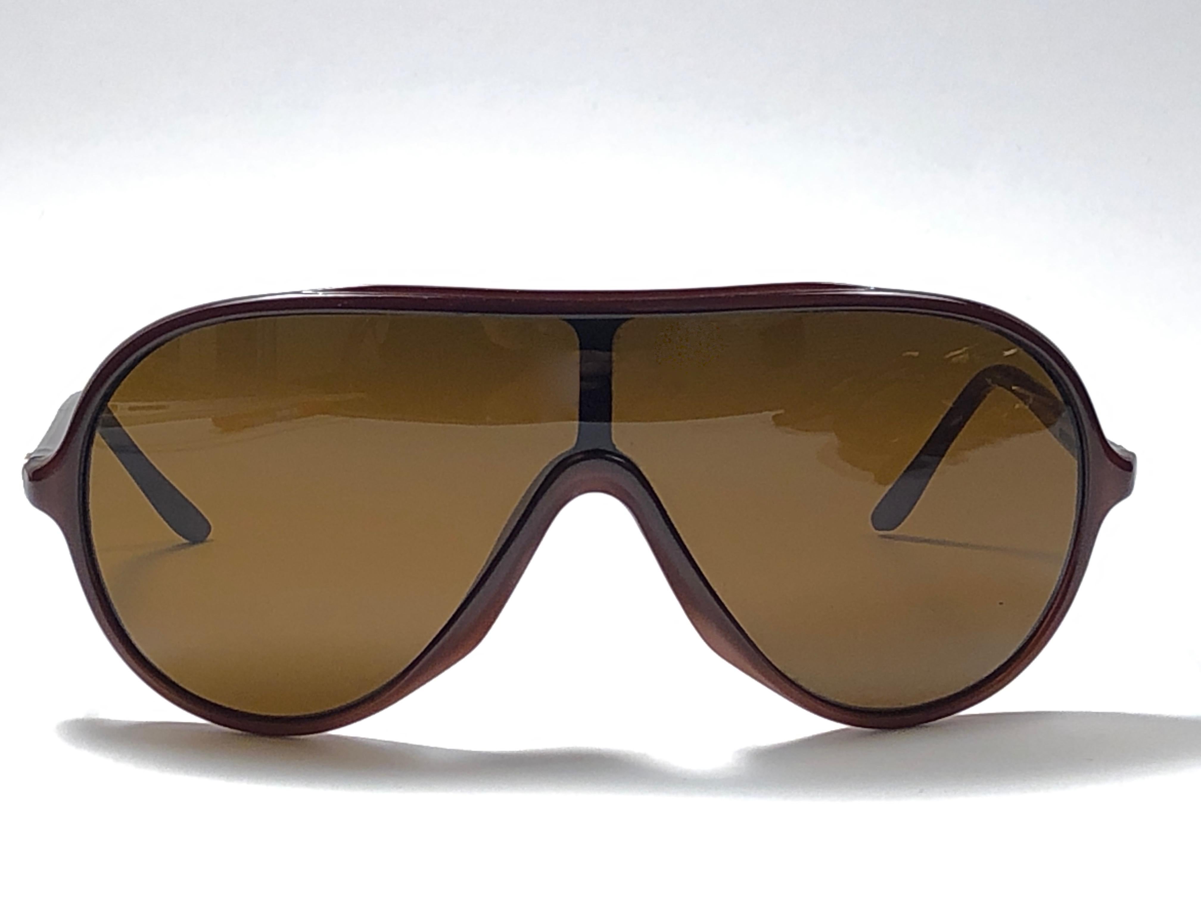 New Ray Ban Wings black with amber mono lenses.  
Please notice that this item is nearly 40 years old and could show some storage wear.  
New, ever worn or displayed.
Made in Usa.