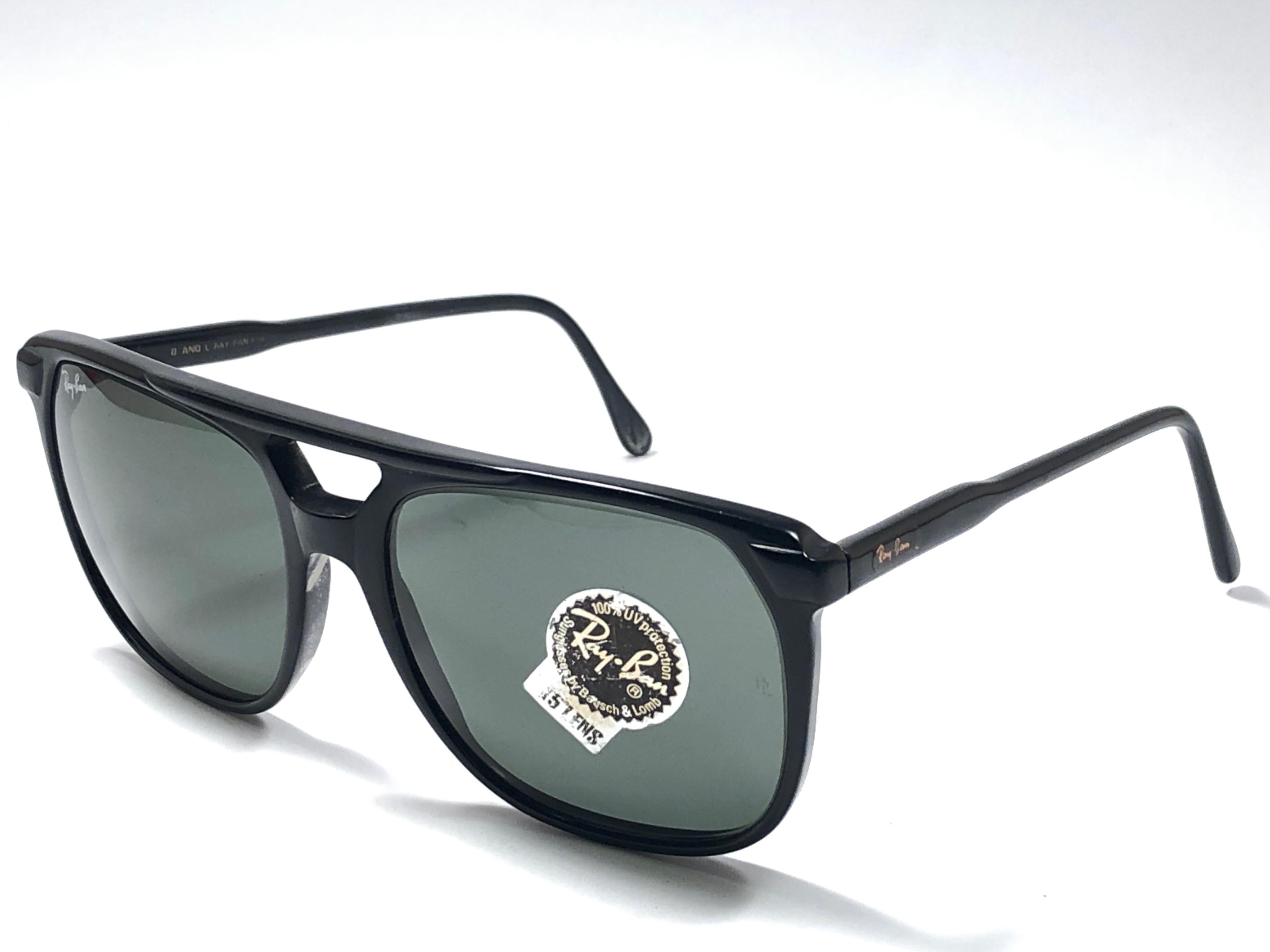 Mint and rare Vintage Ray Ban Style F1 oversized black frame holding a pair of G15 grey lenses.  

This pair may have minor sign of wear, please study picture number 7 where its visible a piece of coating missing. Designed and Produced in