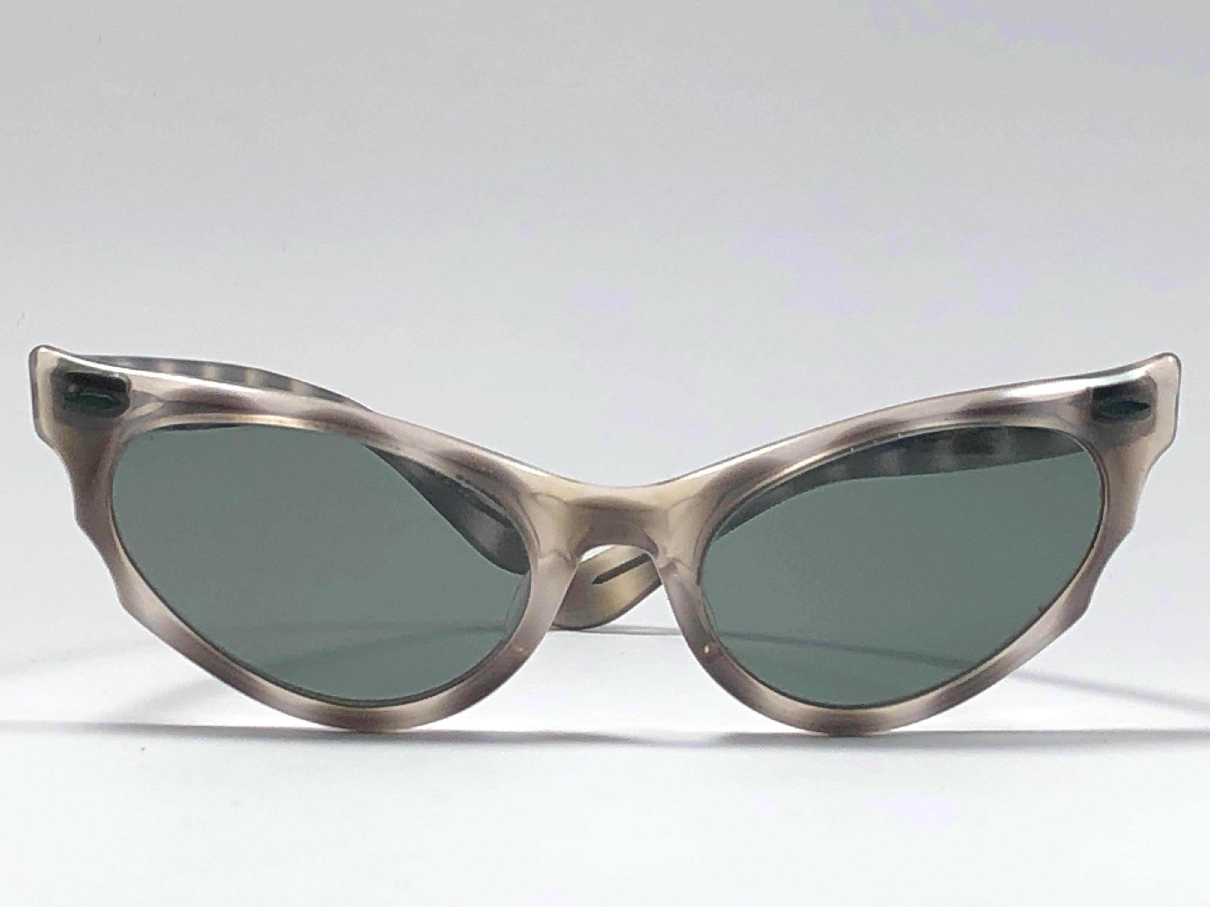 Super Rare 1950's Ray Ban Alora cat eyed frame

Straight out of the 1950's. All hallmarks. Minor sign of wear due to 70 years of storage. 

A Piece of sunglasses history.