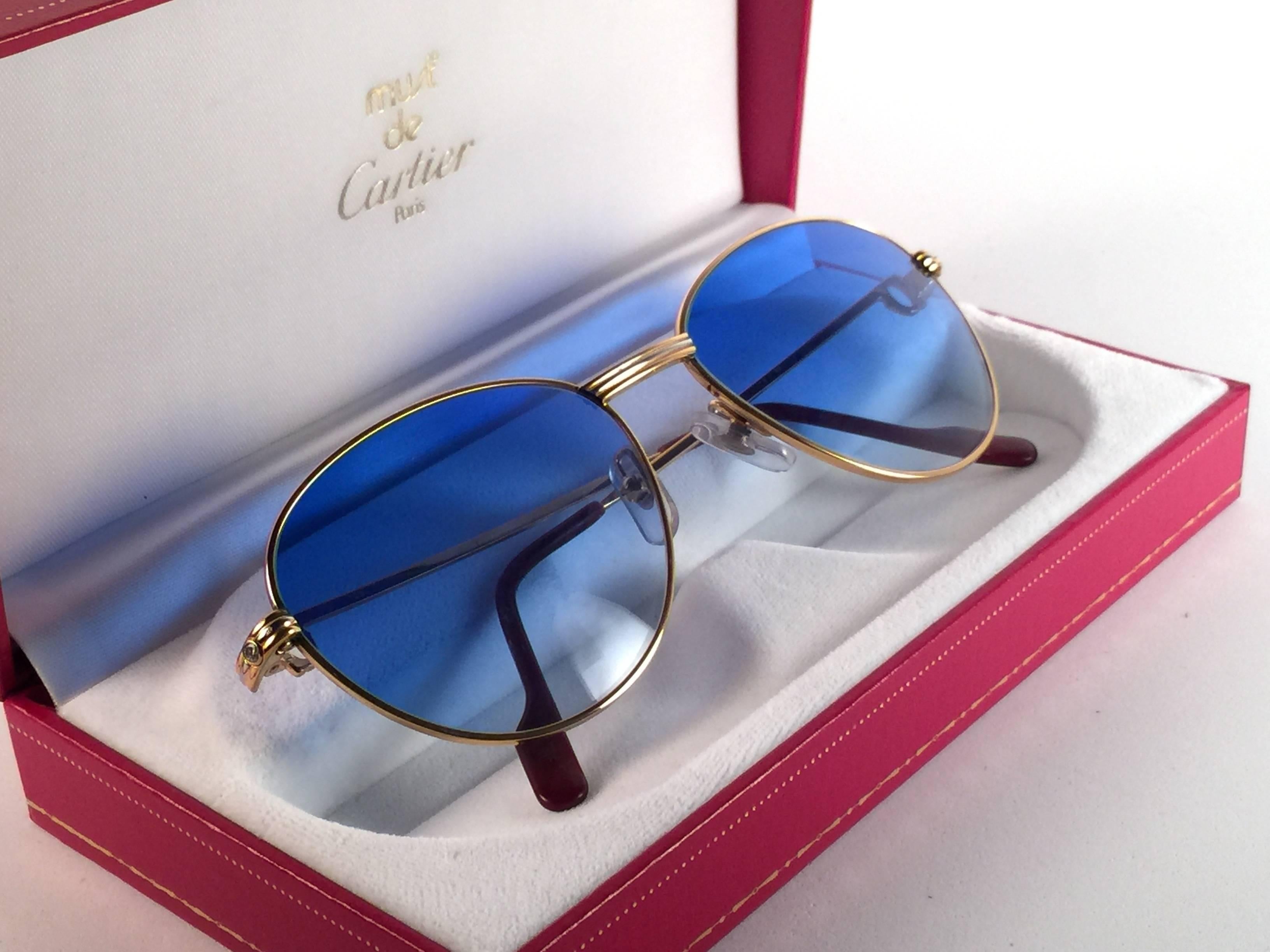 
In Excellent condition Cartier Louis Diamonds rounded sunglasses with 2 real diamonds on the side of the frame. Blue gradient (uv protection) lenses. Frame is with the famous yellow and white gold accents on the front and on both sides. All