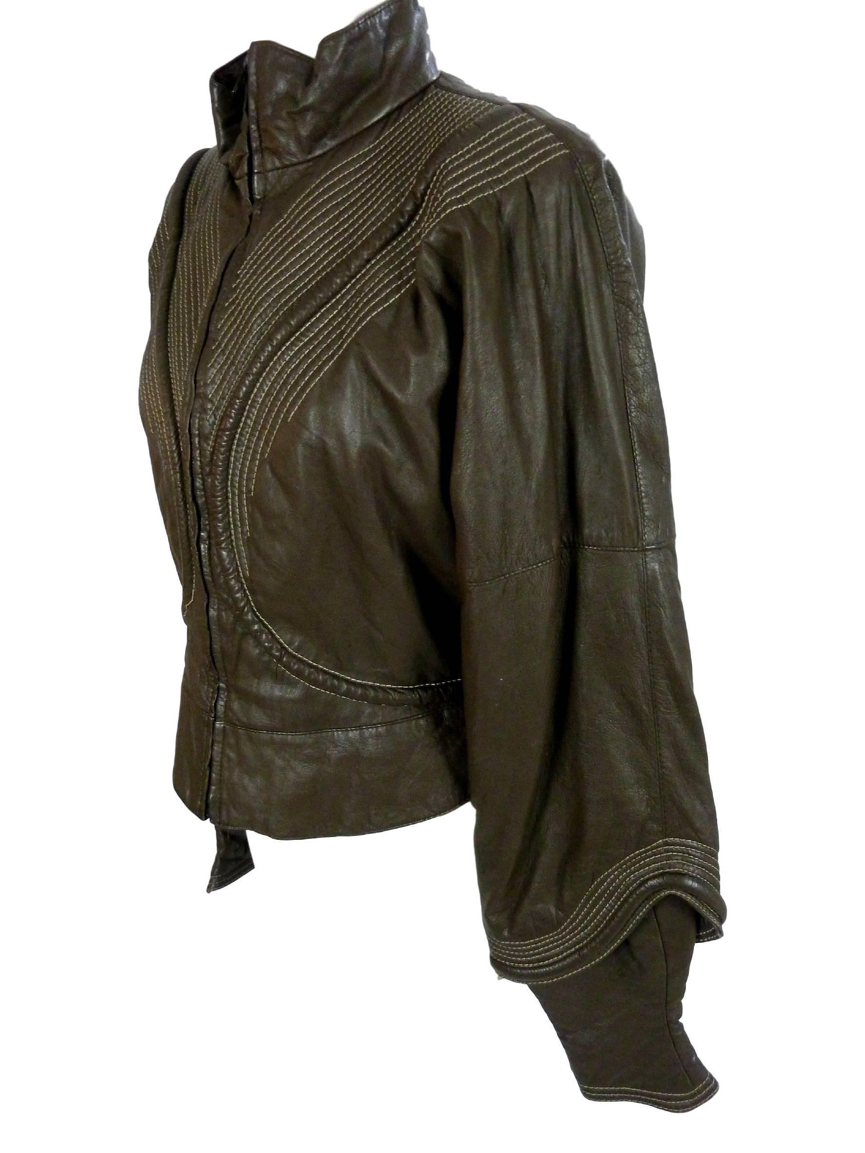 Gianfranco Ferrè – women's jacket in 100% brown leather. 1980s model in the style of a motorcycle jacket with ample sleeves. 

Size: 46 (IT), 40 (DE/NL)

Shoulders: 46 cm 
Armpit to armpit: 53 cm. 
Sleeves: 60 cm 
Length: 60 cm 

Composition: 100%