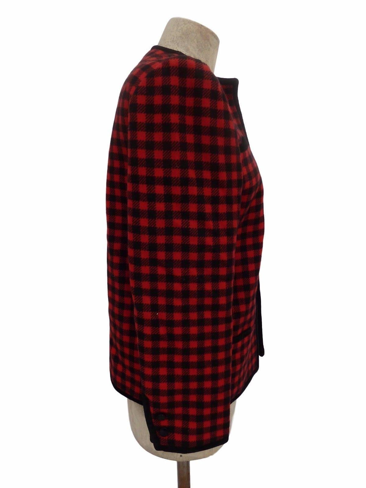 Vintage 1980s Valentino Boutique jacket - 100% wool with velvet inserts - Slim fit Beautiful black and red check motif Excellent vintage condition 

Black and red - 100% wool - Size: 40 (IT) / 34 (NL/DE) / 8 (UK)

Shoulder: 44 cm 
Armpit: 48 cm