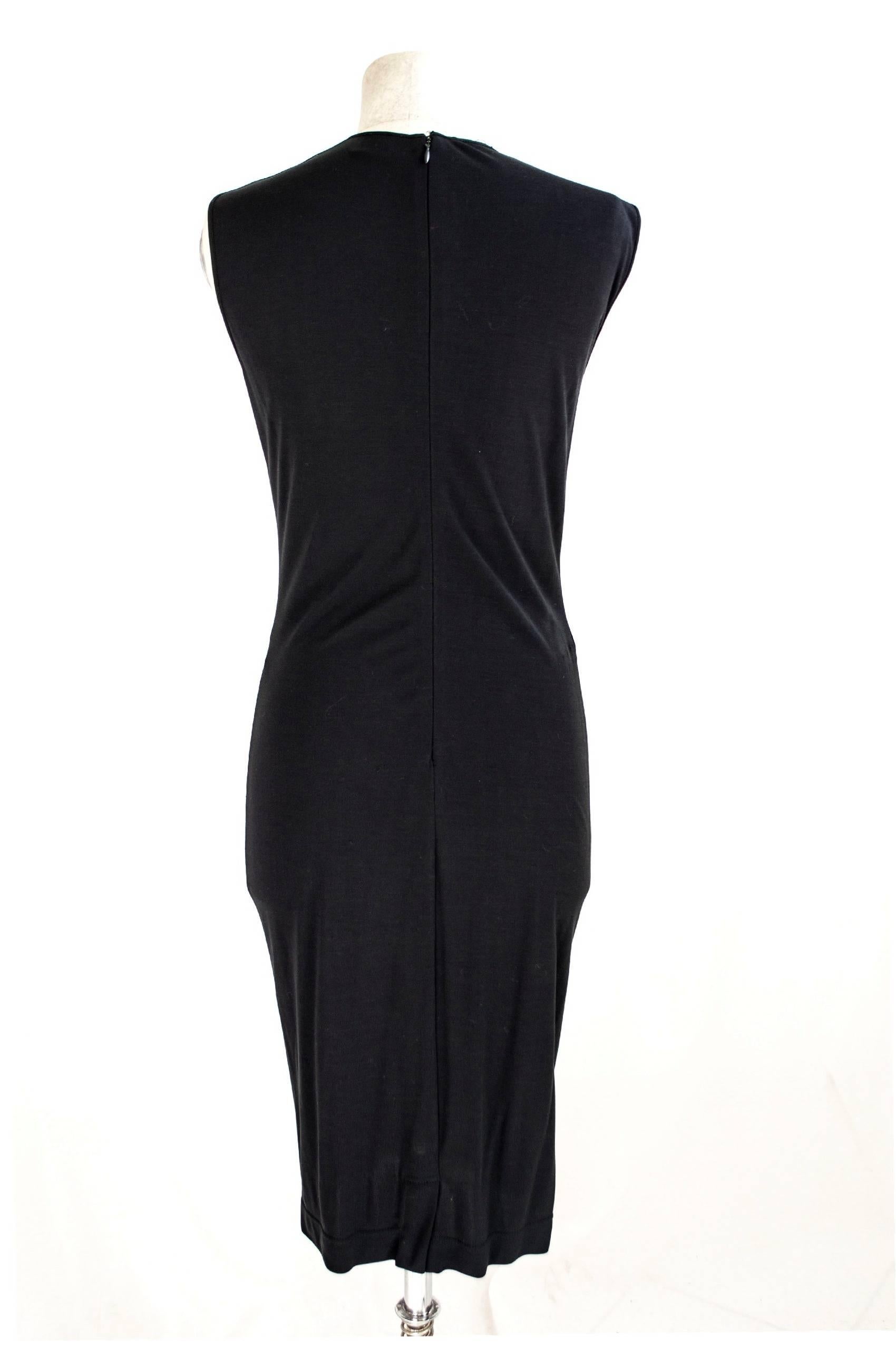 Beautiful black sheath dress Gianfranco Ferrè vintage 1980s at armholes with zipper on the back.

Measures:

Shoulders: 40 cm
Armpit to armpit: 42 cm
Total lenght: 108 cm
Sleeves: no