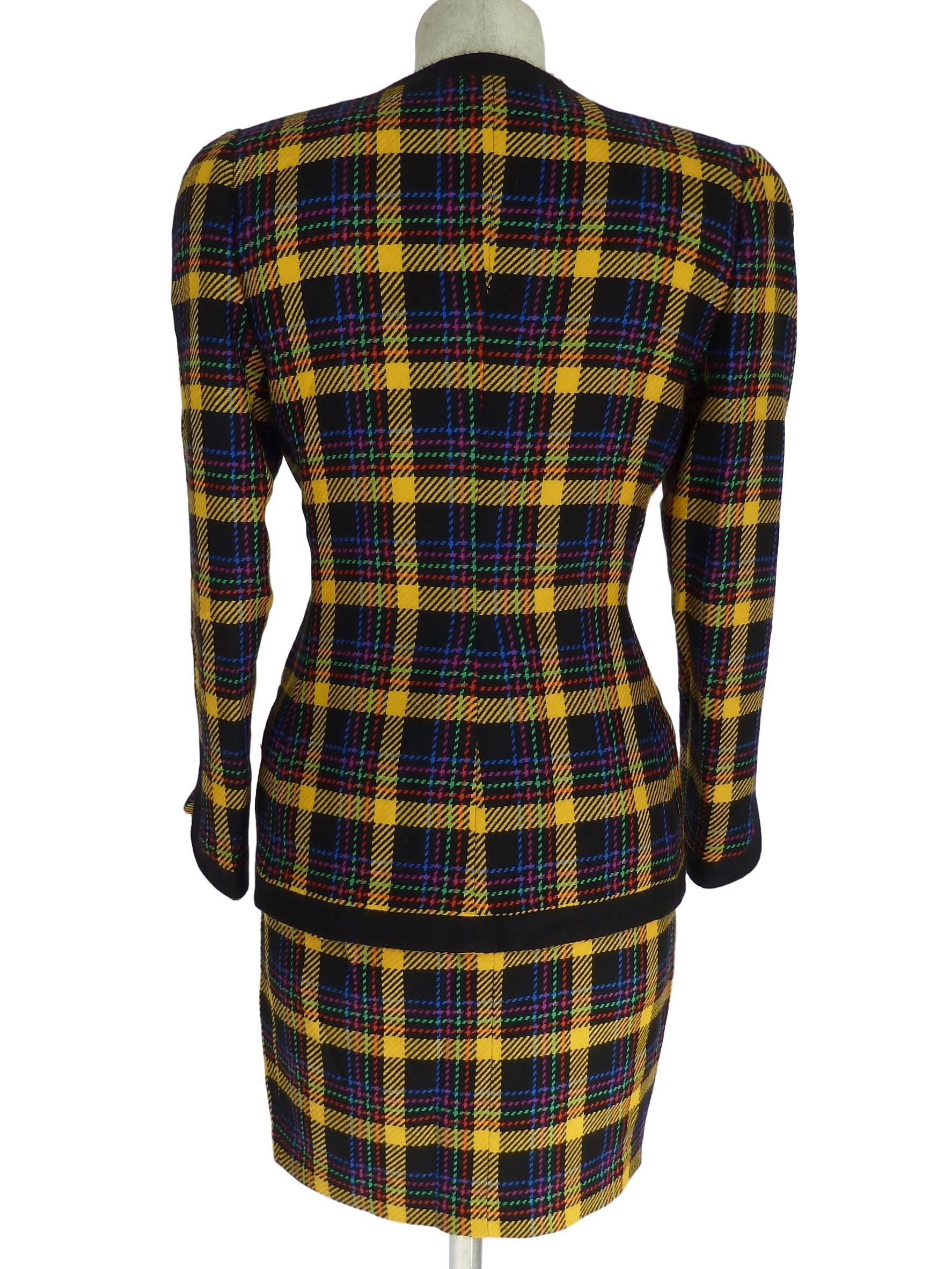Amazing Gai Mattiolo vintage suit 80s of rare beauty, composed of jacket and skirt, check wool, decorative buttons shaped golden bow with swarovski stones.

Size: 42 IT 8 US 10 UK

Shoulders: 42 cm
Bust/Chest: 45 m
Total lenght: 63 cm
Sleeves: 55