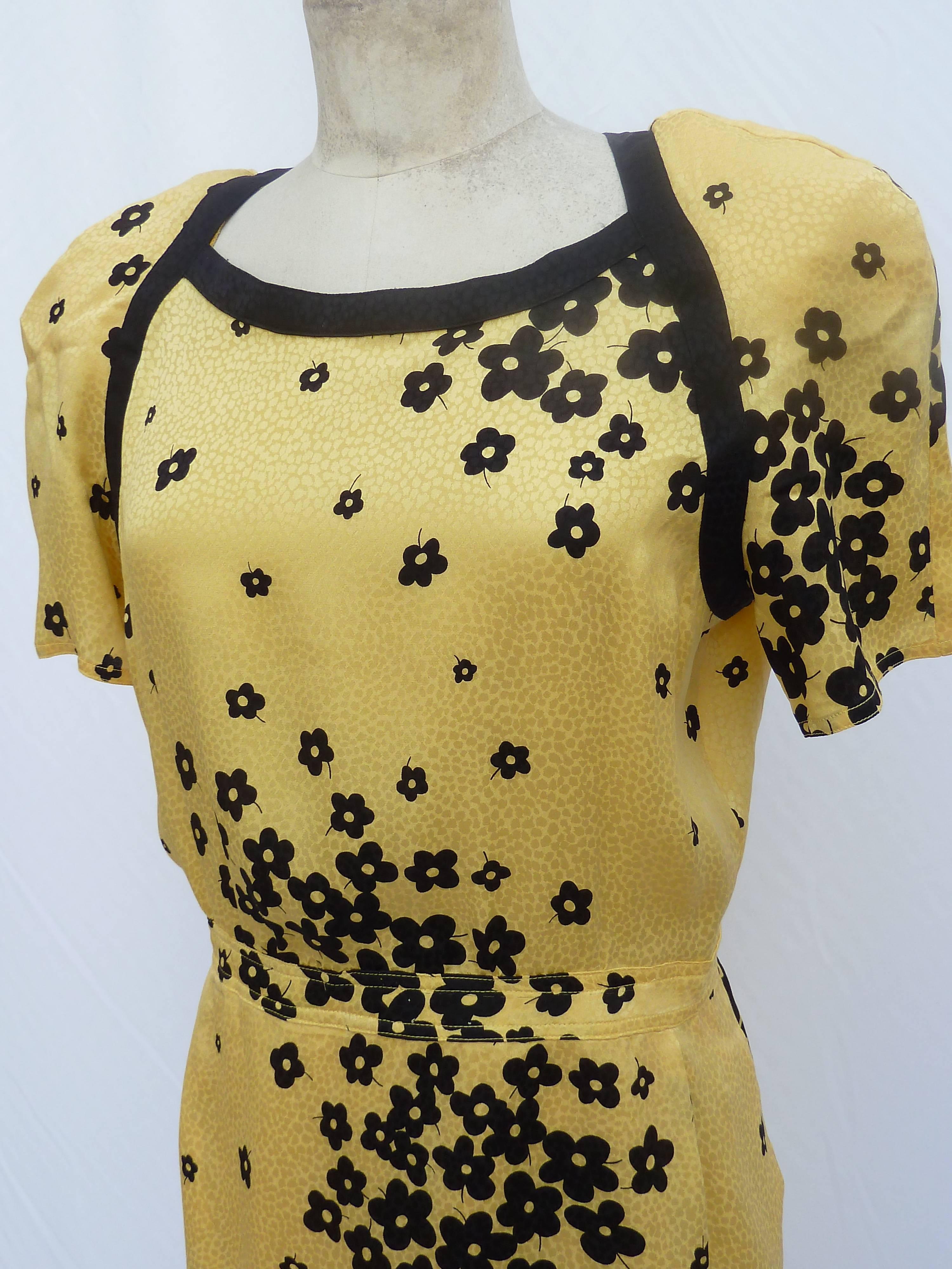 Valentino Sheat Yellow Silk Italian Floral Cocktail Party Dress, 1990 In Excellent Condition In Brindisi, IT