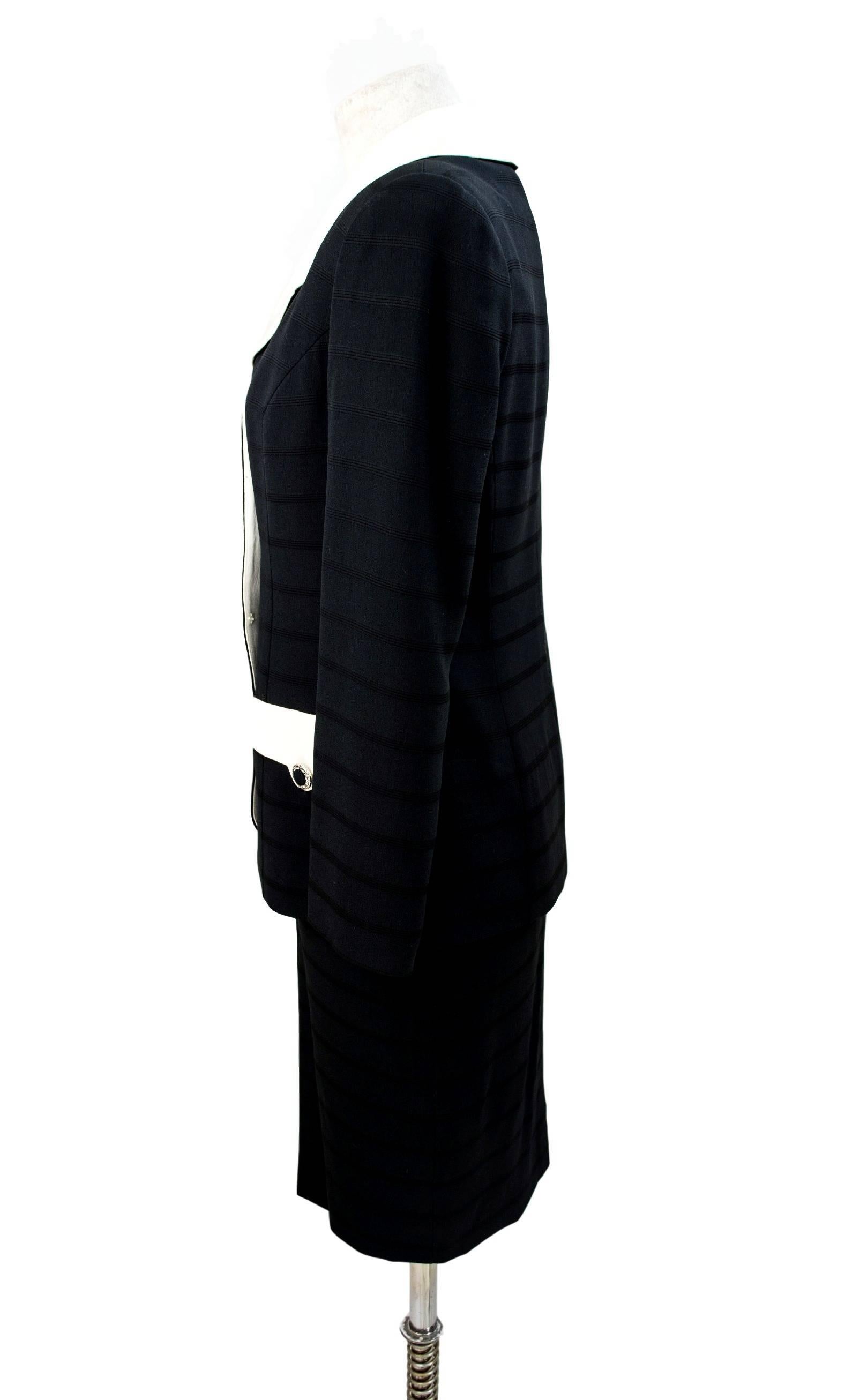 Egon Von Furstenberg set dress jacket and skirt black ribbed, the jacket has a collar and white-colored pockets, the jacket is closed with decorative buttons. Excellent condition.

Size: 44 (IT) =  38 (NL/DE)

Measures jacket:
Shoulders: 44