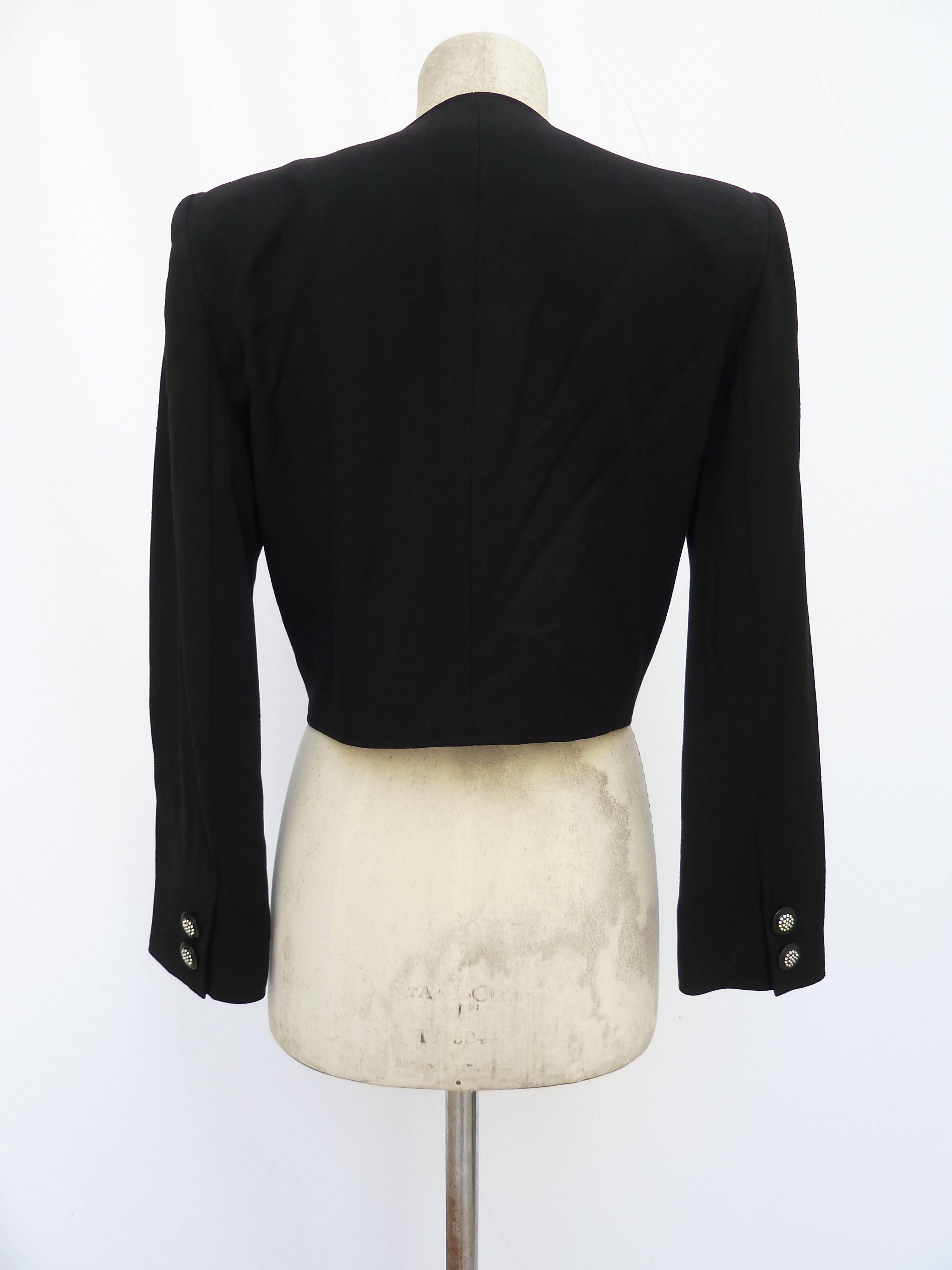Valentino 1990 short jacket - 100% wool The jacket is buttoned with a clip on the waist. The buttons on the double breast are made of sparkling stones. One is placed on th interior as a spare. The collar is lined with velvet. Excellent vintage
