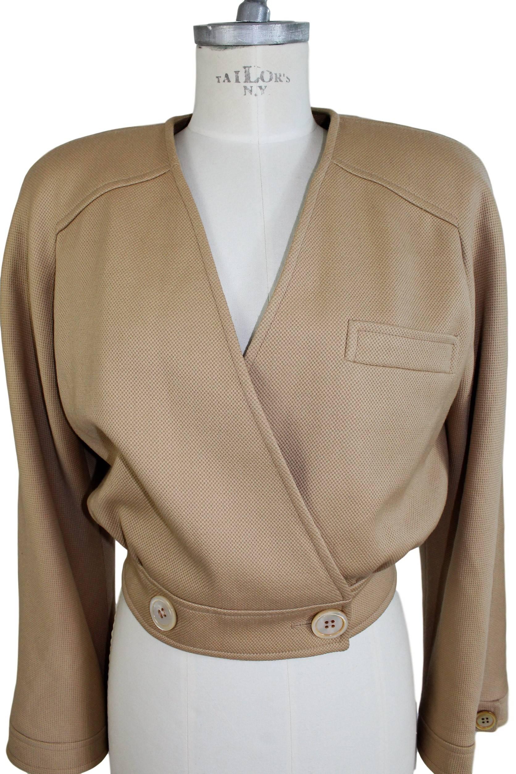 Jacket Vintage Valentino Boutique 1980s. The jacket is short in waist, beige heavy cotton. Nice texture in relief. Mother pearl buttons, front pocket.

Size 8 UK

Measures
Shoulder: 40  cm
Armpit to Armpit: 46 cm
Sleeve: 57 cm
Length: 50