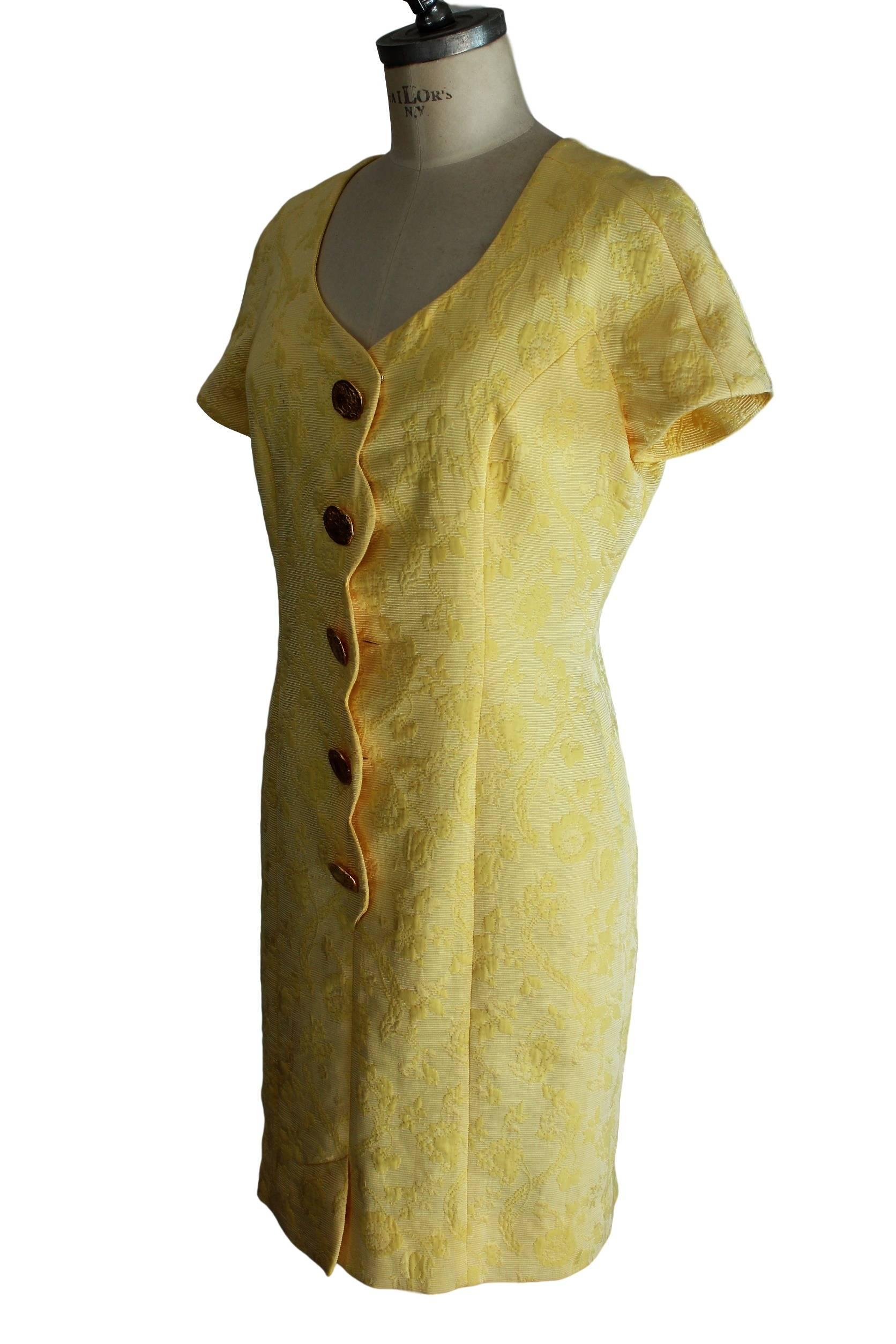 1970s Frank Usher Yellow Cotton Blend Tunic Dress Floral Embossed  In Excellent Condition For Sale In Brindisi, IT