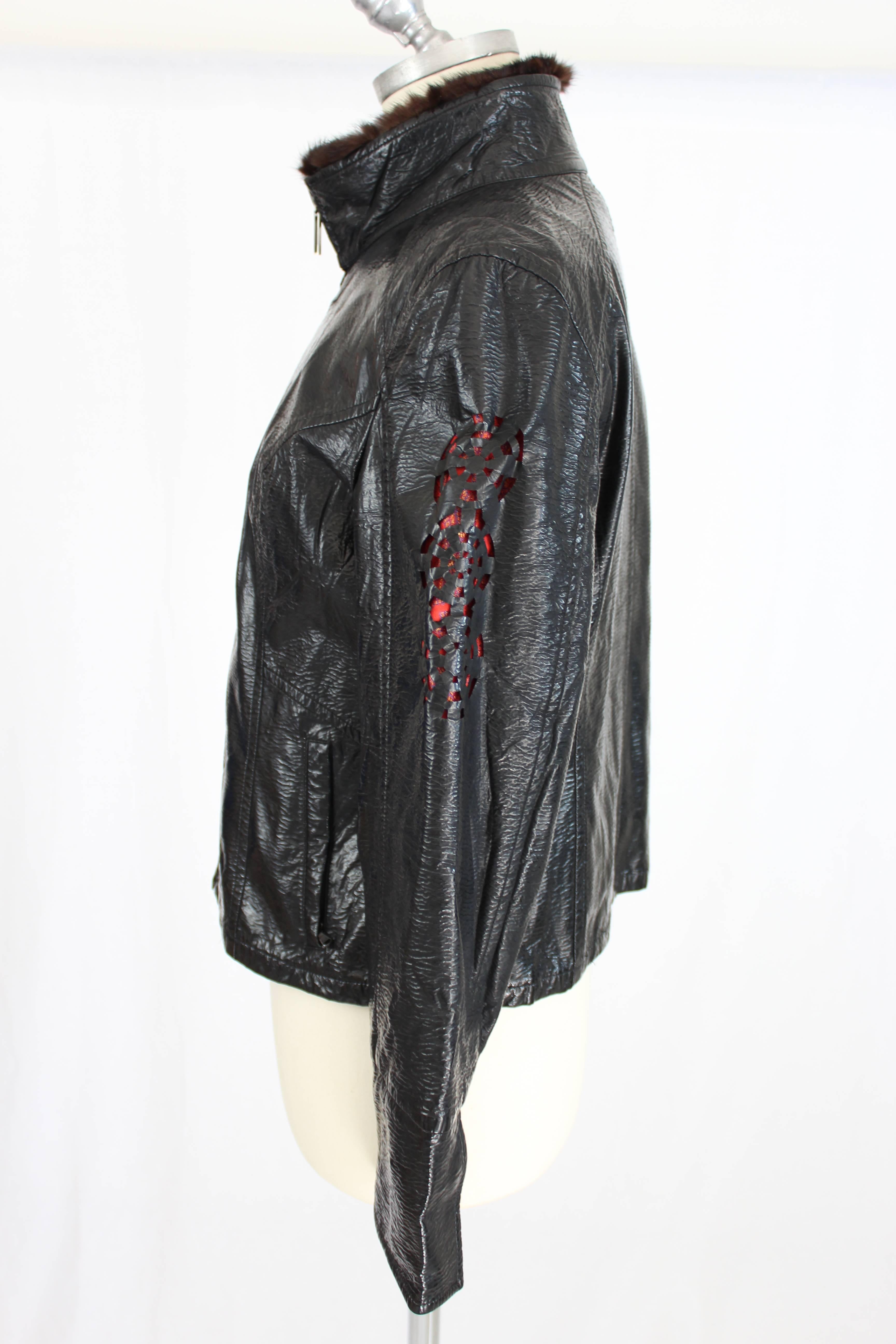 Roccobarocco jacket black woman with red marquetry on the sleeves, fur collar, zip closure, size 42 ita.

Shoulders: 42 cm 
Armpit to armpit: 49 cm 
Sleeves: 60 cm 
Length: 62 cm 

Colour: black 
Condition: excellent