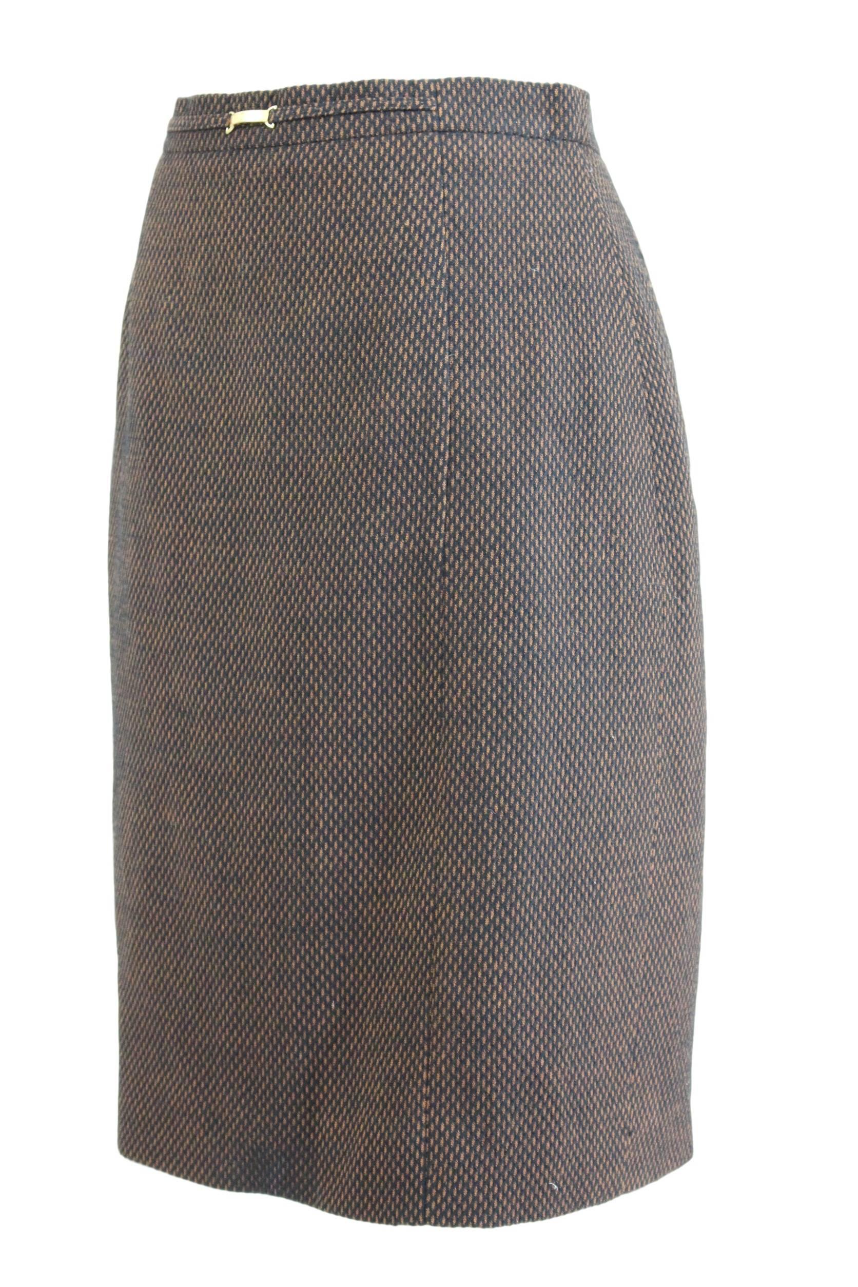 Escada by Margaretha Ley 1980s long skirt above the knee, beautiful pique fabric, texture brown and black. Front, metal logoed label Escada. Size 40 Italian. Excellent vintage condition

Size 40 (UK)

Measurements
Waist: 36 cm
Leight: 57