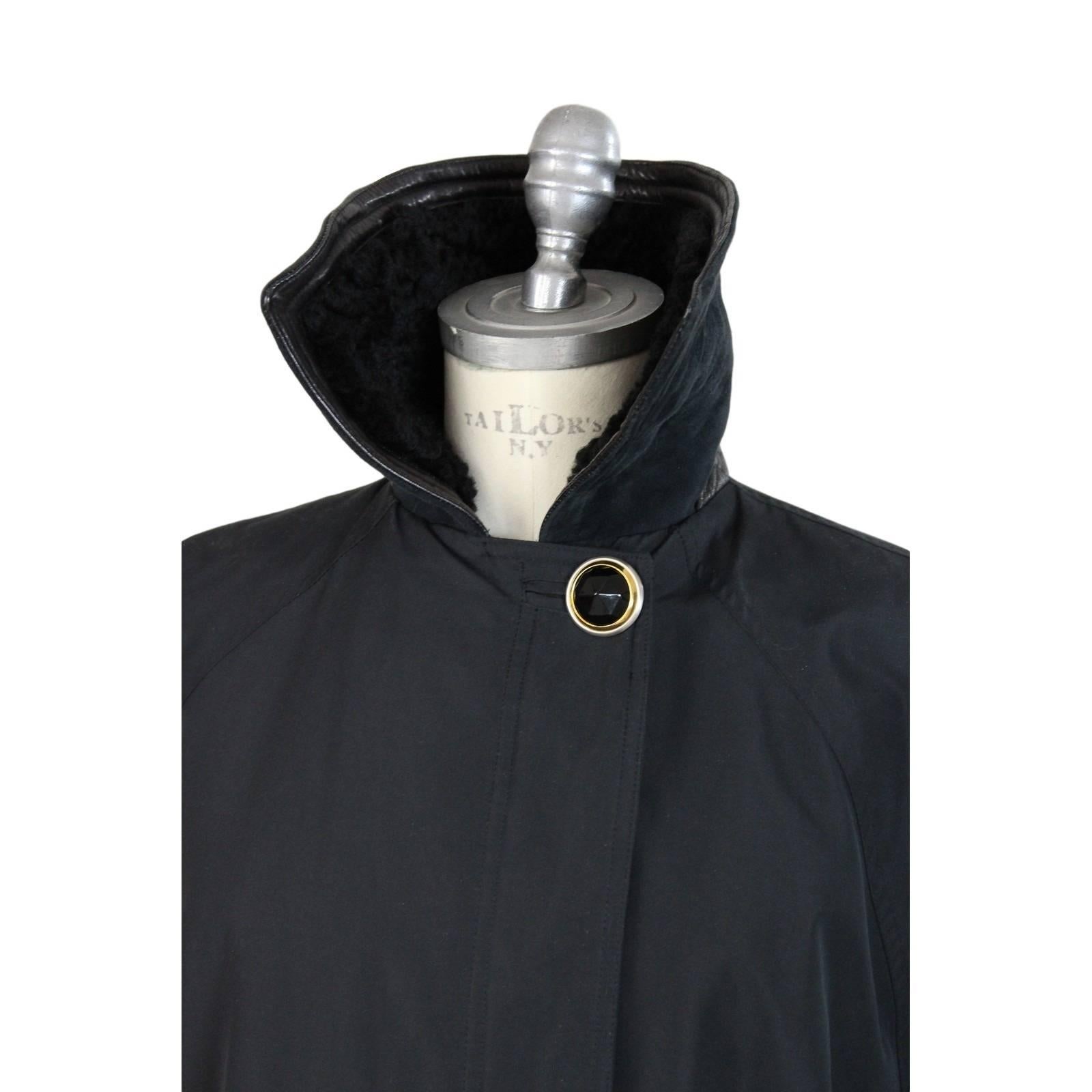 1980s Gianni Versave Black Raincoat Waterproof Shearling & Leather Neck In Excellent Condition For Sale In Brindisi, IT