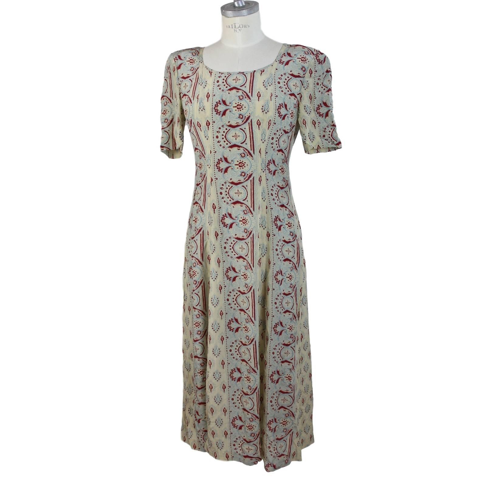 Giorgio Armani silk vintage 1980s long cocktail dress. In beige with bordeaux flowers, short sleeve, made in italy.

Size 42 IT 8 US 10 UK

Shoulders: 44 cm
Bust/chest: 46 cm
Total lenght: 120 cm
Sleeves: 23 cm

Composition: 100% silk
Color: