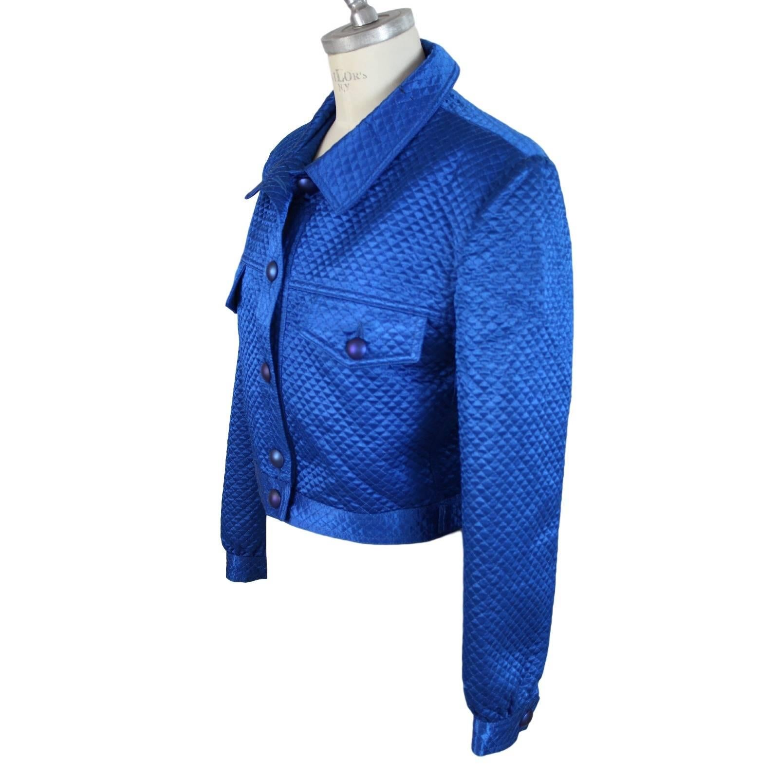 Mimmina jacket vintage  blue electric type motorcycle for women’s  1980s, button closure, quilted fabric.

Measurements:

Size 44 Italian
Shoulders: 44 cm
Armpit to armpit: 52 cm
Total lenght: 54 cm
Sleeves: 58 cm

Composition: 96% viscose 4%