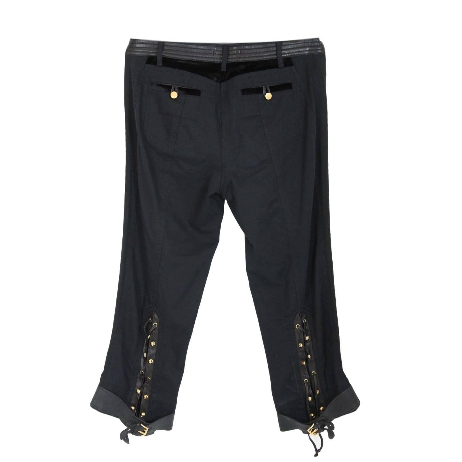 Roberto Cavalli black trousers with leather inserts and silk, Capri model with ankle laces.
Size 44 (IT)

Measures:
Waist: 40 cm
Length: 80 cm
Hem: 19 cm

Composition: 82% viscose 12% silk
Color: black
Condition: excellent vintage conditions