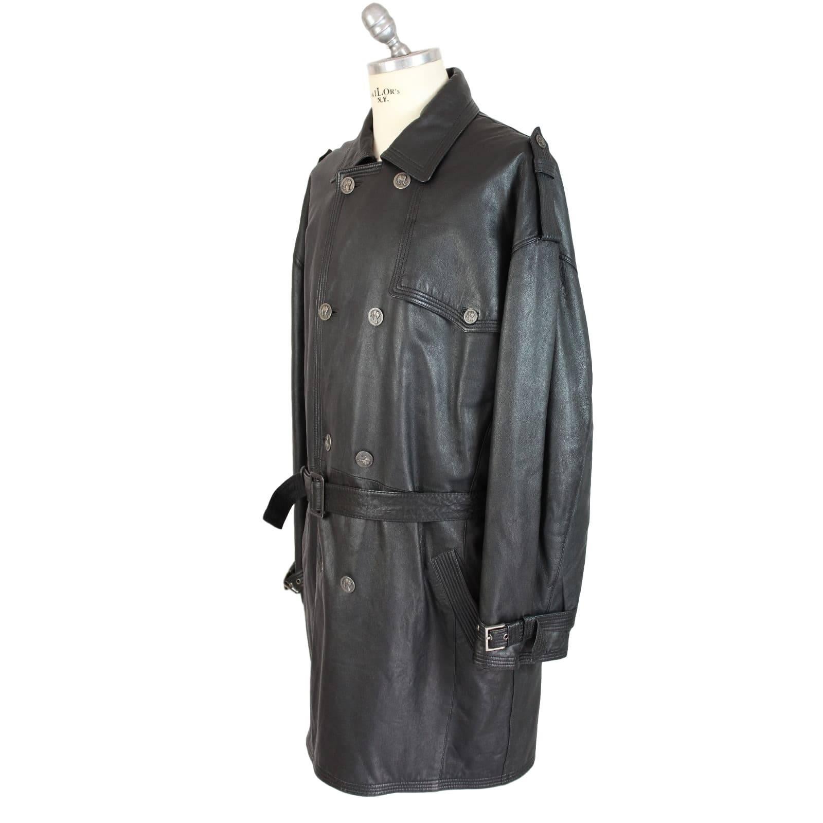 Versus by Gianni Versace trench 100% black leather, the jacket is double-breasted with belt and gray buttons on which a leopard is depicted, on the cuffs and shoulder there are belts, excellent workmanship and soft leather excellent vintage