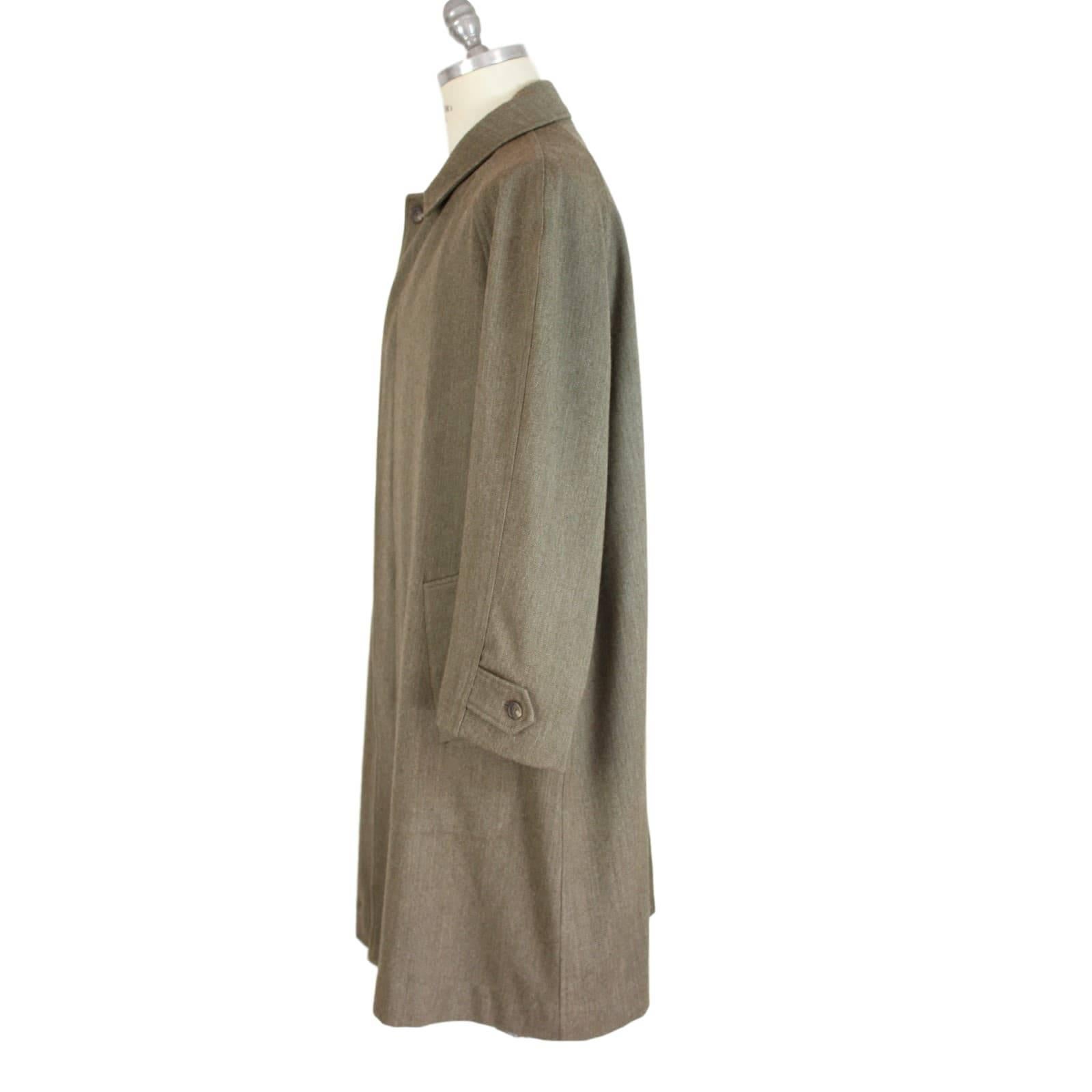 Polo Ralph Lauren beige men’s coat 100% wool excellent vintage condition

Measures:

Size M IT
Shoulders: 48 cm
Armpit to armpit: 68 cm.
Sleeves: 64 cm
Length: 116 cm
Composition: 100% wool
Condition: excellent vintage condition