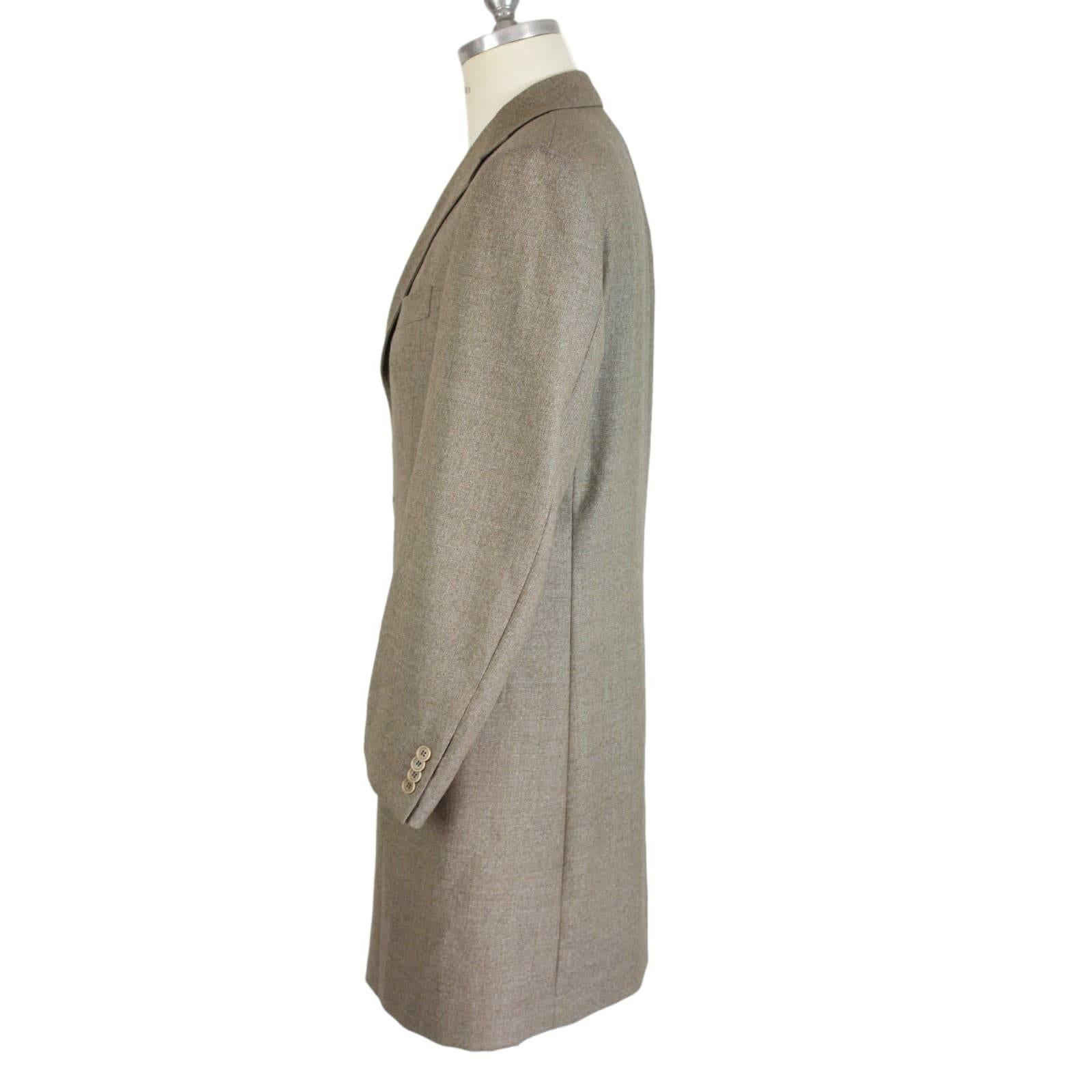 Beige Coat Loro Piana Zelander 100% New Zealand merino wool.
Measures:
Size 48 IT
Shoulders: 48 cm
Armpit to armpit: 55 cm.
Sleeves: 63 cm
Length: 104 cm
Composition: 100% merino wool
Condition: excellent vintage condition