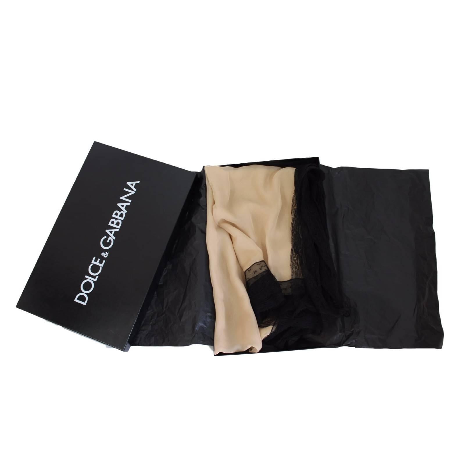 Dolce e Gabbana stole powder and black silk and lace with measures 175x64 cm, the scarf has its original box.

Measurements: 175 x 64 cm
Composition: 13% polyamide 80% silk 7% viscose
Condition: Excellent condition.
Color: black powder