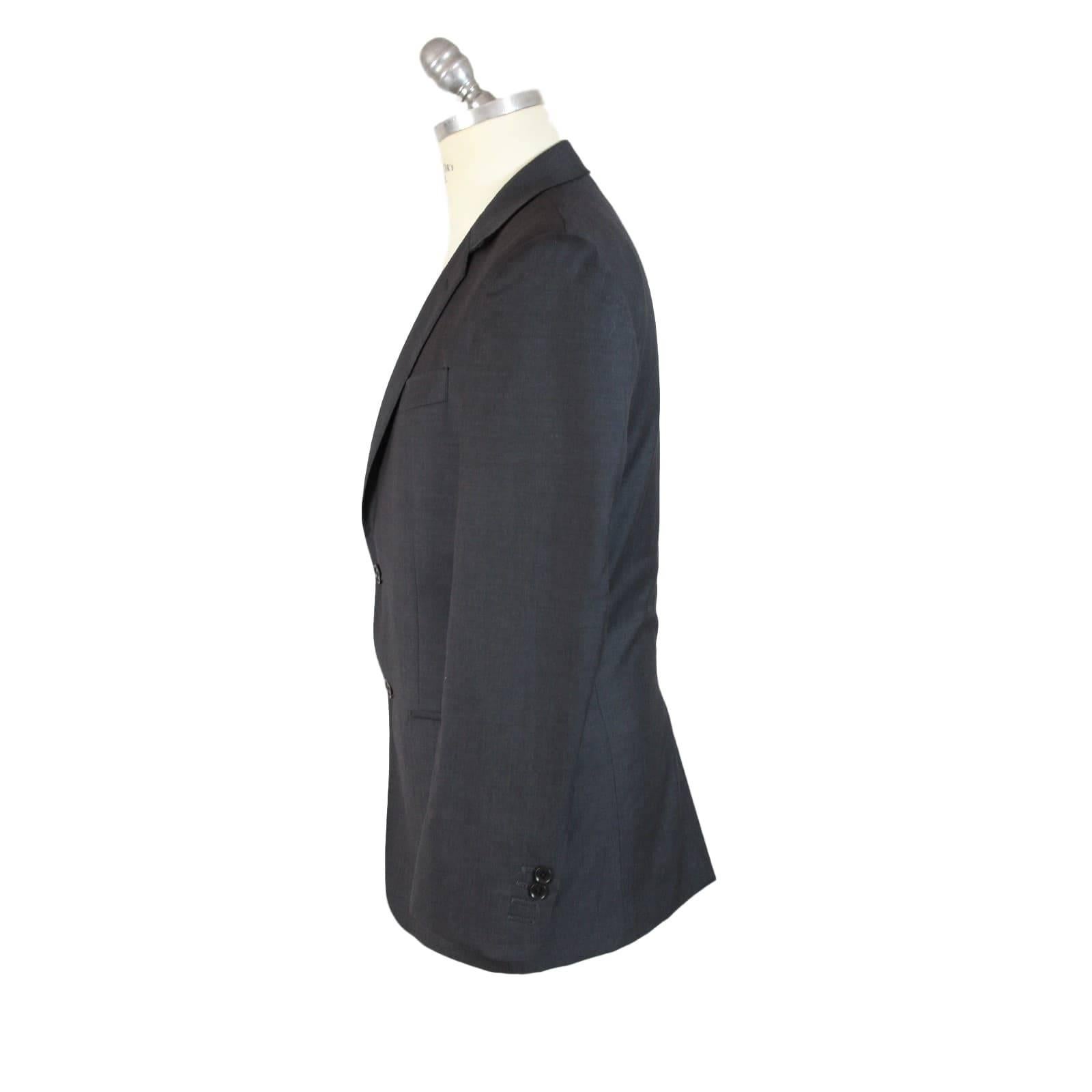 Elegant Pierre Balmain man’s elegant jacket and trouser size 48 wool Italian, the trousers are cut alive on the hem and can be shortened to the height. Excellent conditions.

Size: 48 it
Shoulder: 48 cm
Armpit to armpit: 52 cm
Length: 80 cm
Sleeves: