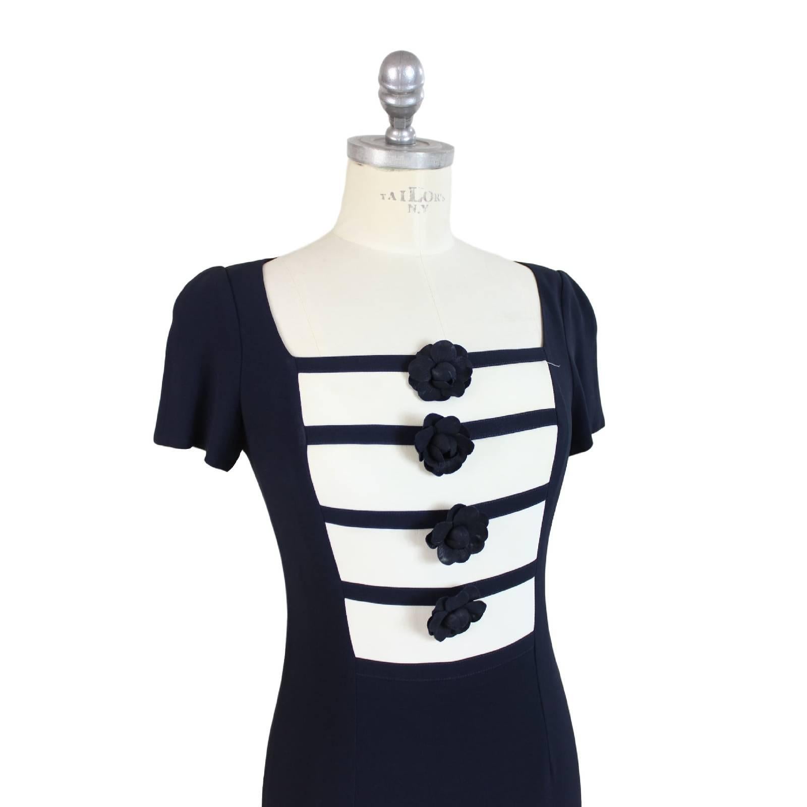Mimmina vintage dress 1980s sheath blue and white rose applied size 6 US In Excellent Condition For Sale In Brindisi, IT