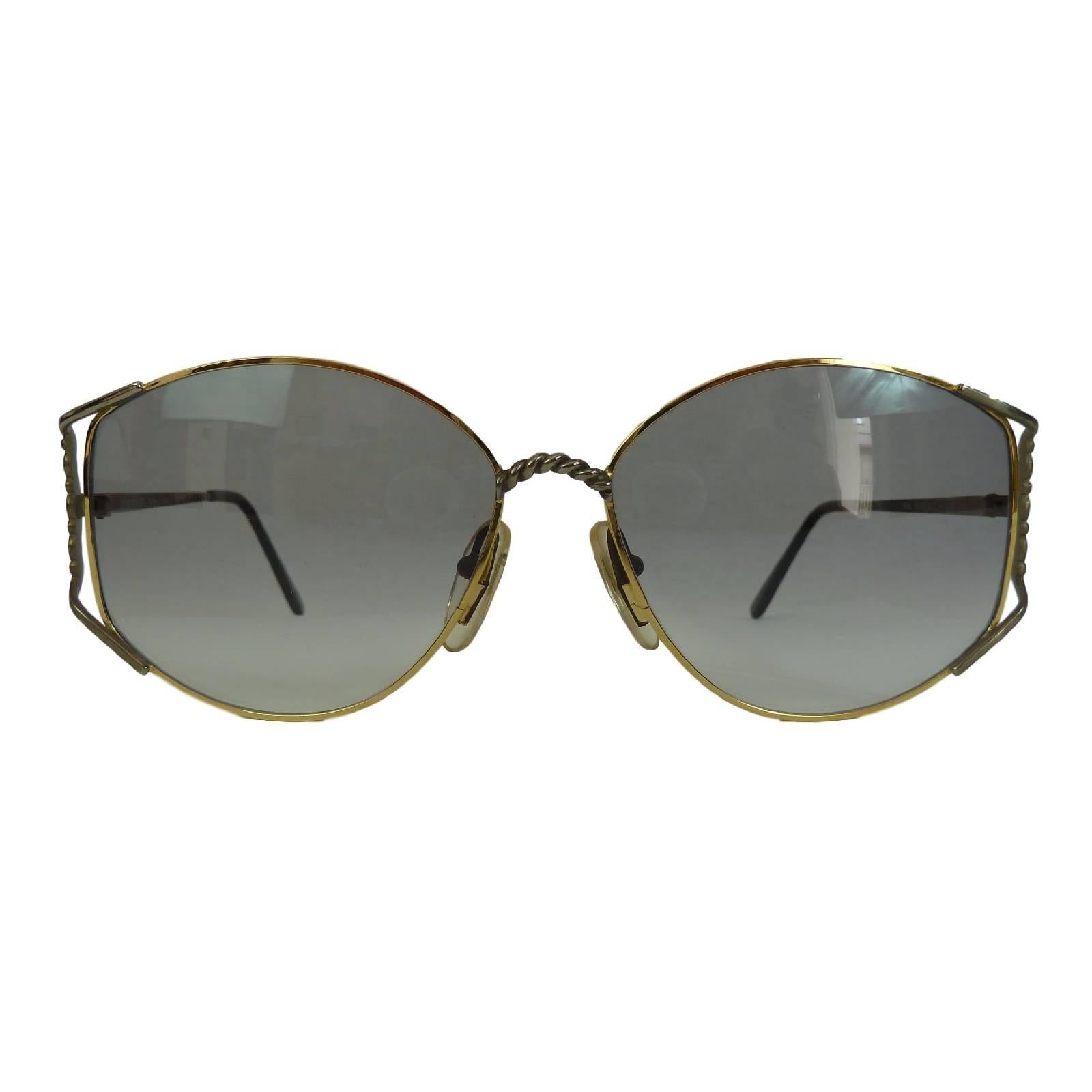 Mimmina vintage sunglasses mod. R 119 shell in metal gold color frame shape gray made in italy for women’s. Mimmina is excellent vintage fashion icon.

Eye size: 57 mm
Bridge: 14 mm
Temple Lenght: 135 mm

Material: metal
Color: gold and gray
Model: