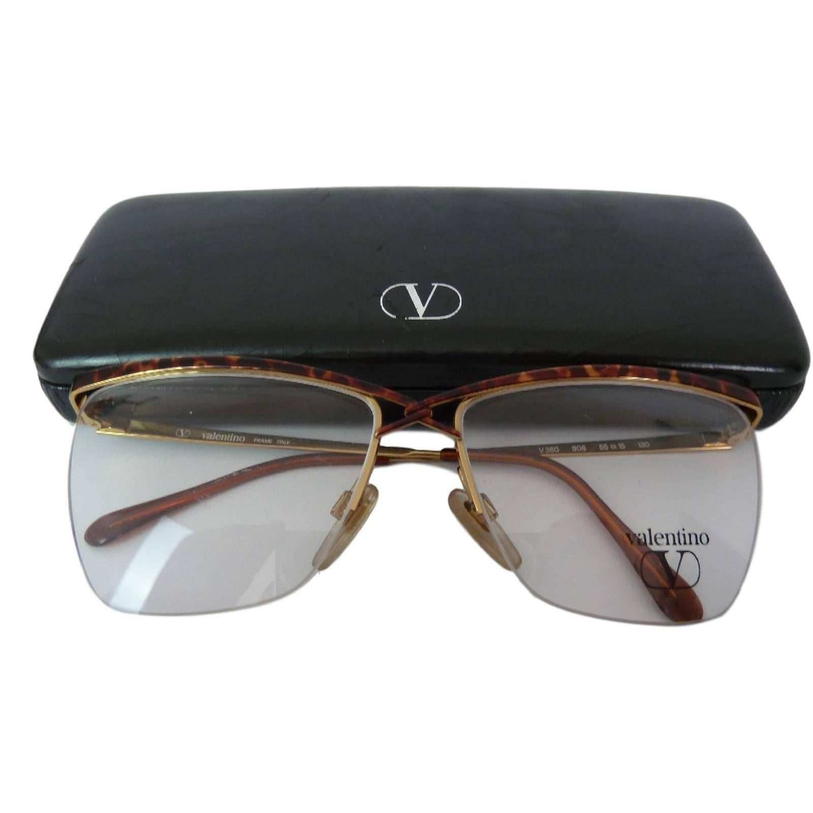 Valentino vintage frame eyeglasses model V360 tortoise print brown gold color frame men’s made in italy. Whit original case. The shape are sample.

Eye size: 55 mm
Bridge: 15 mm
Temple Lenght: 130 mm

Material: Metal
Color: Brown and gold
Model: