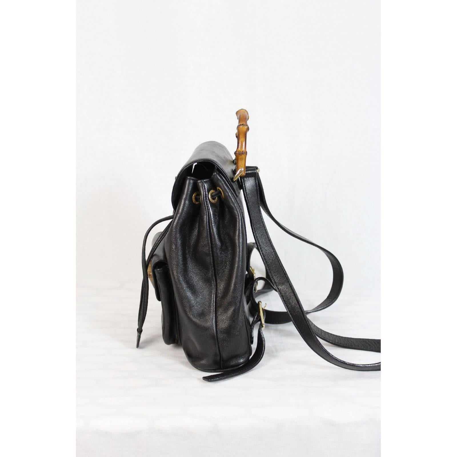 Gucci vintage black leather backpack handle in bambo. Adjustable, with front pocket with bamboo clip. Embossed canvas interior, with pocket. Branded gucci with serial code. In perfect condition, no signs of wear.

Height: 26 cm
Depth: 8 cm
Width: 20