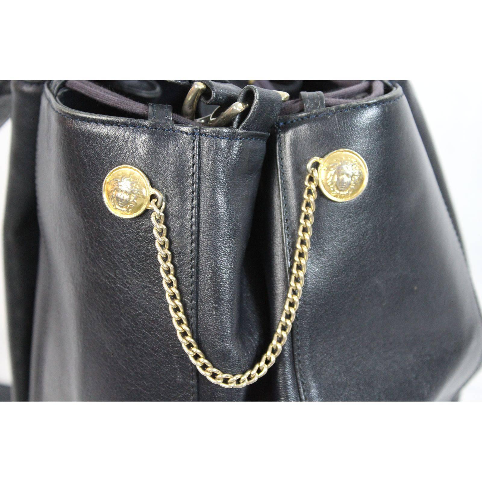 Women's Gianni Versace 1980s vintage bucket bag Crossbody dark blu golden chains logo For Sale
